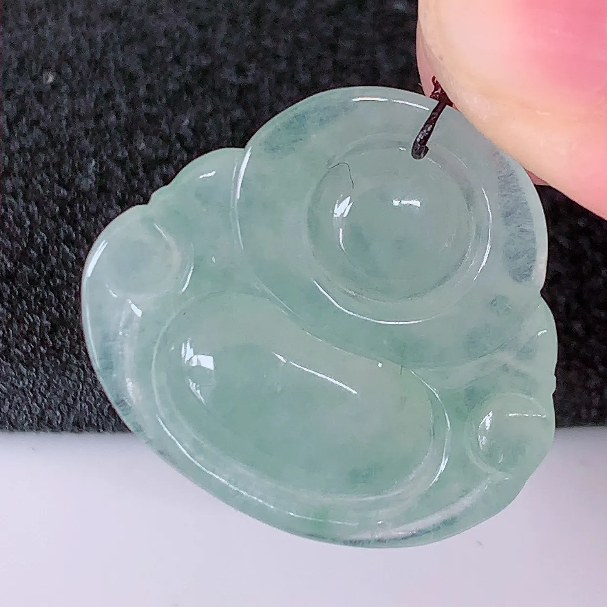 自然光实拍，冰种淡绿翡翠佛公吊坠，翡翠保平安佛公吊坠，玉质莹润，佩戴佳品，#57.9