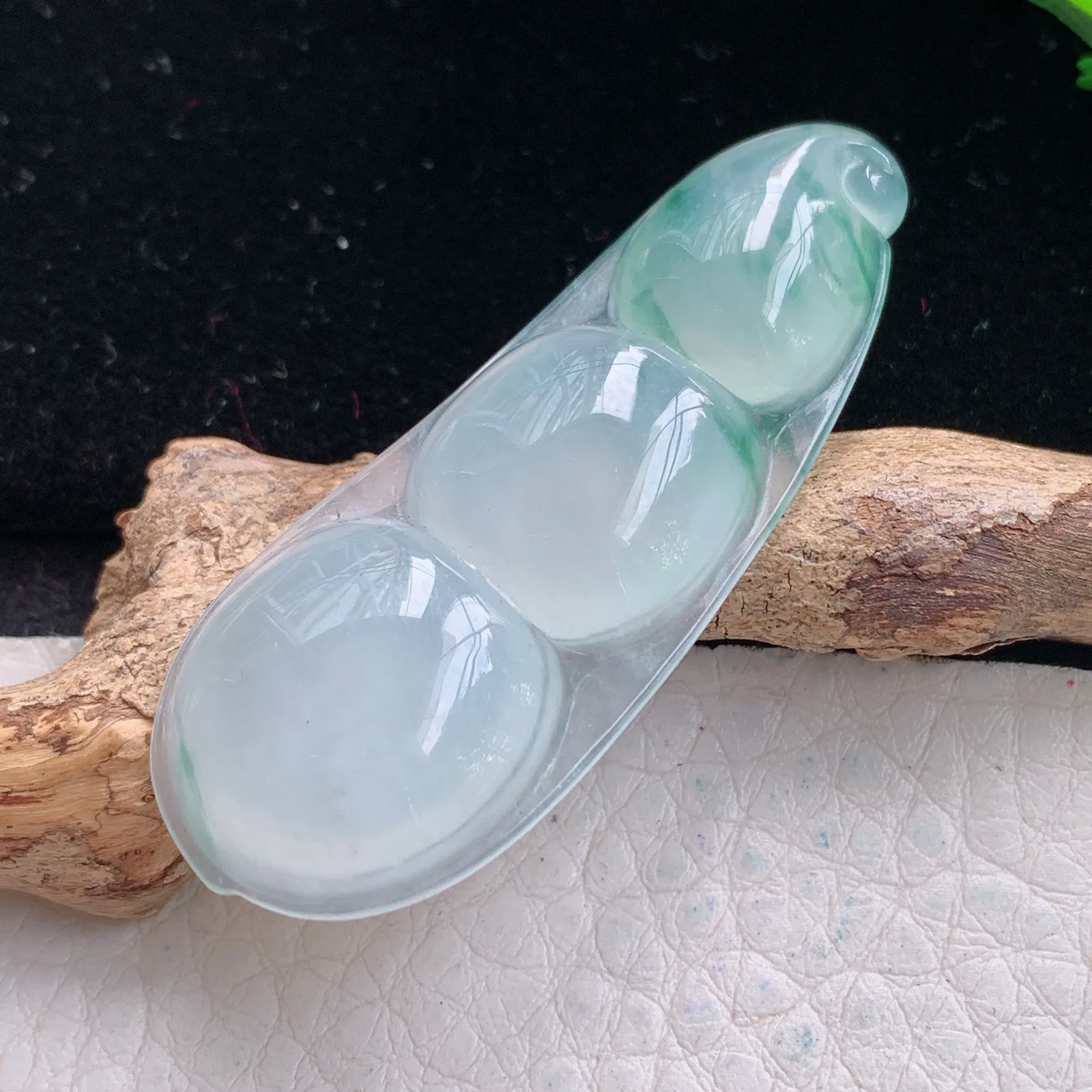 gp实拍49.2*19*5.5翡翠a货精雕冰飘绿花平安豆 四季豆玉吊坠 玉挂件