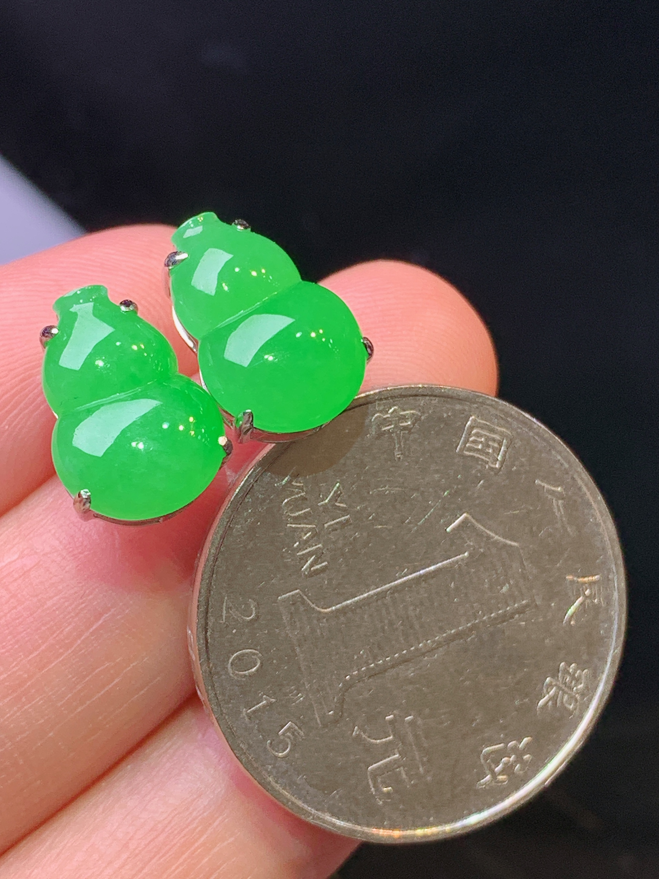 18k金镶嵌满绿葫芦耳 玉质细腻 水润亮眼 色泽艳丽 整体尺寸12.6*8.8*5.6