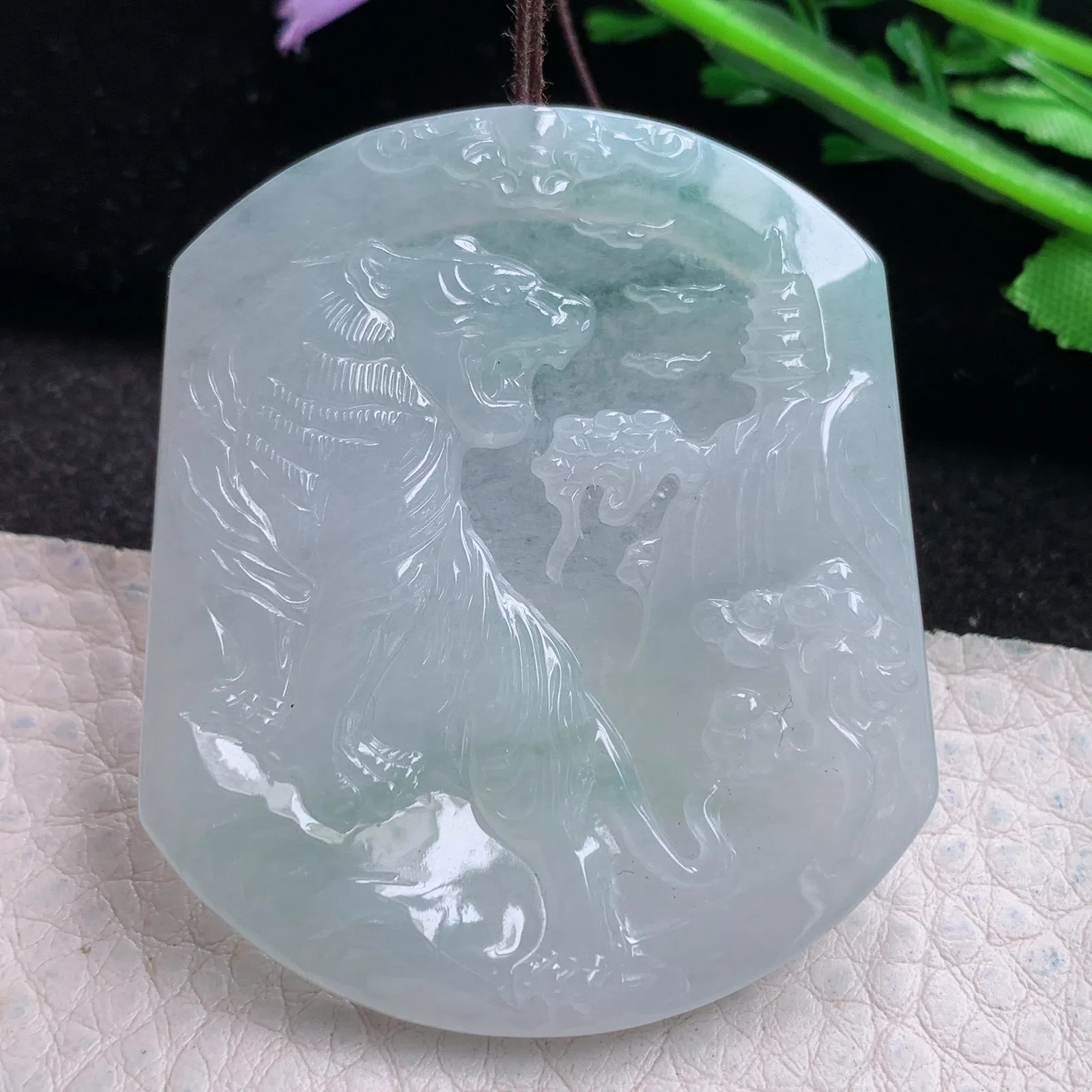 yn实拍50.3*42.8*5.2缅甸翡翠a货精雕飘花上山虎 生肖虎玉吊坠 玉挂件