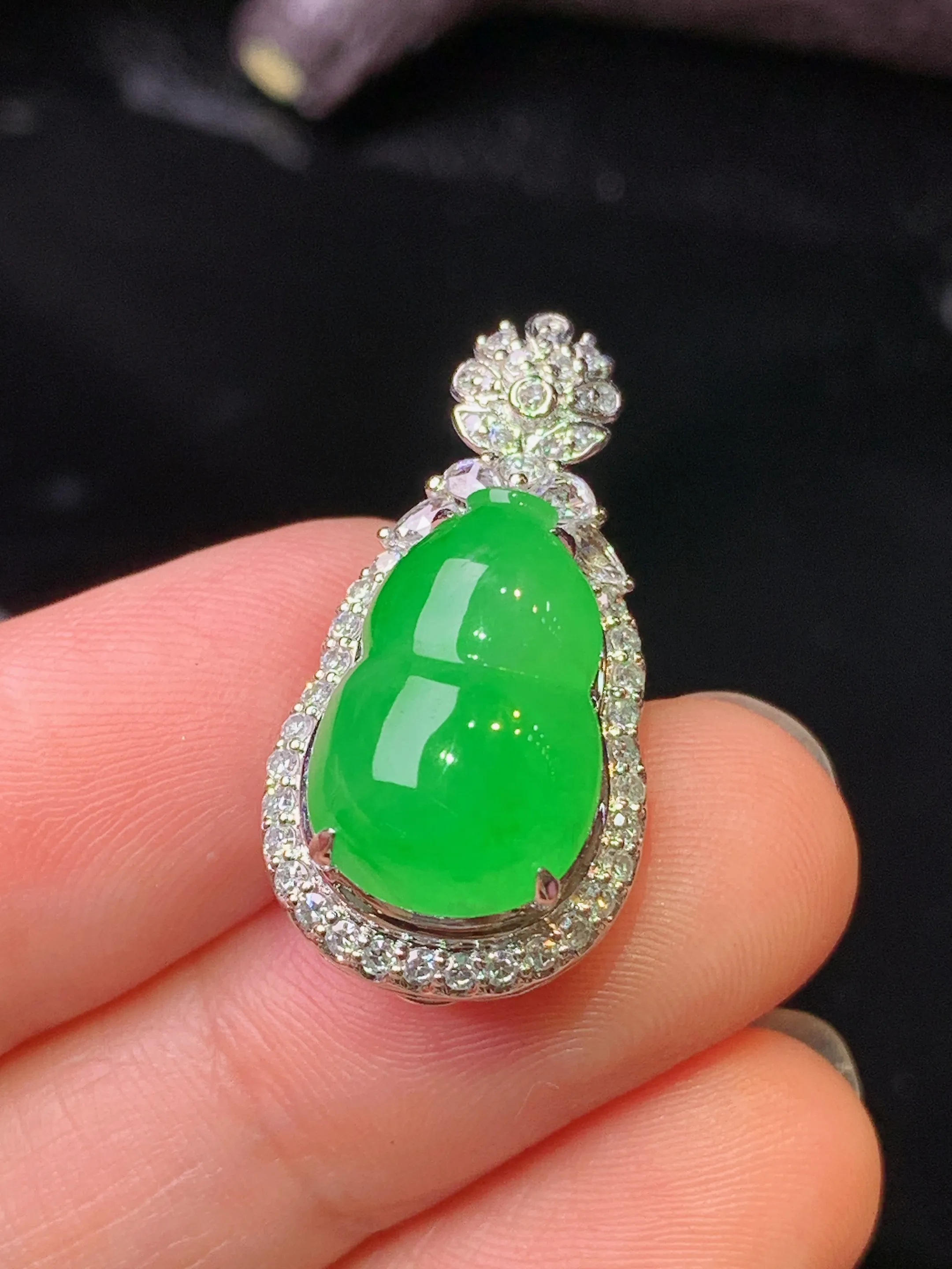 18k金钻镶嵌满绿葫芦吊坠 玉质细腻 水润亮眼 色泽艳丽 整体尺寸26.2*13.5*11.5