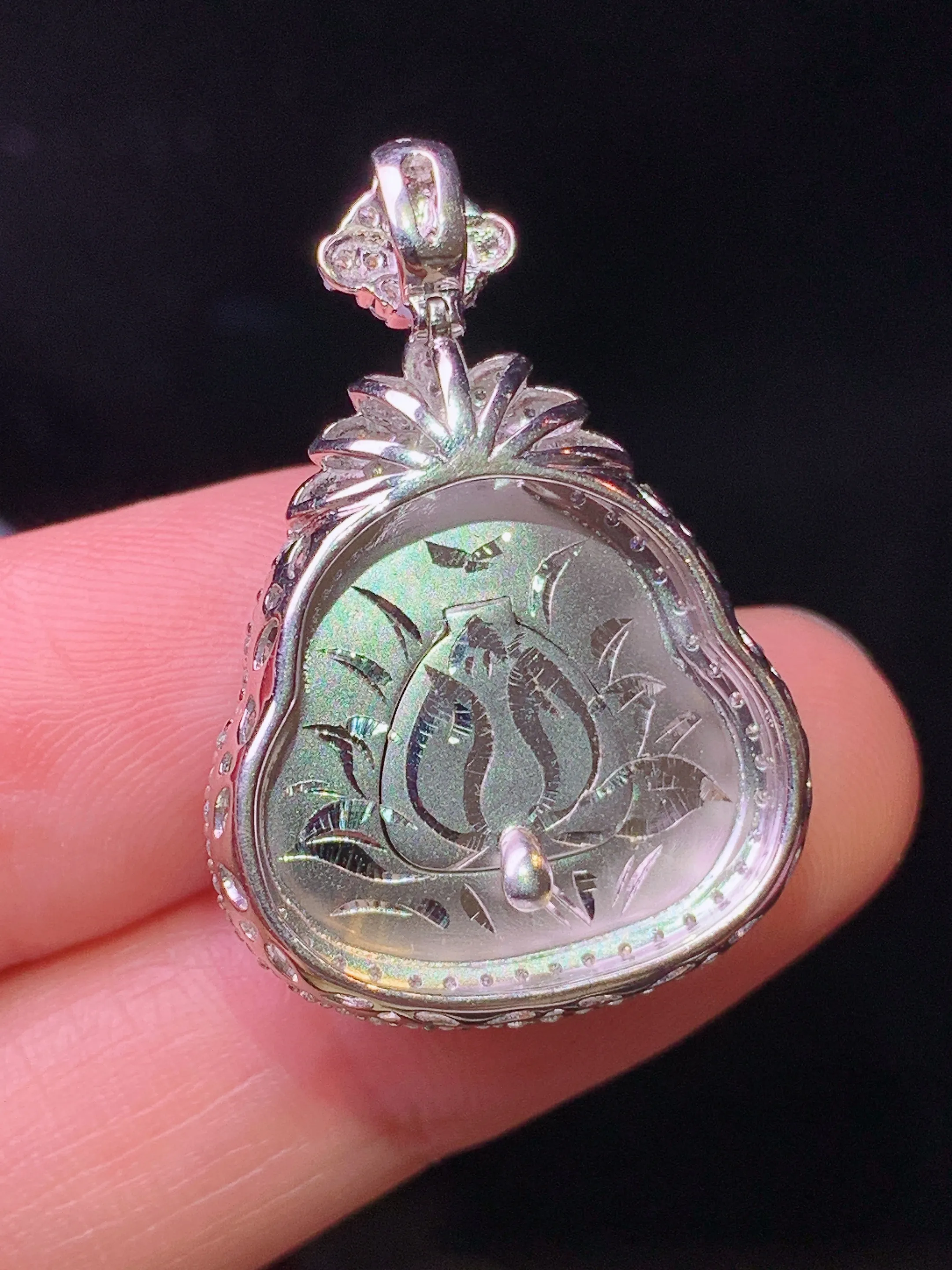 18k金钻镶嵌满绿葫芦吊坠 玉质细腻 水润亮眼 色泽艳丽 整体尺寸30*20.7*8.5