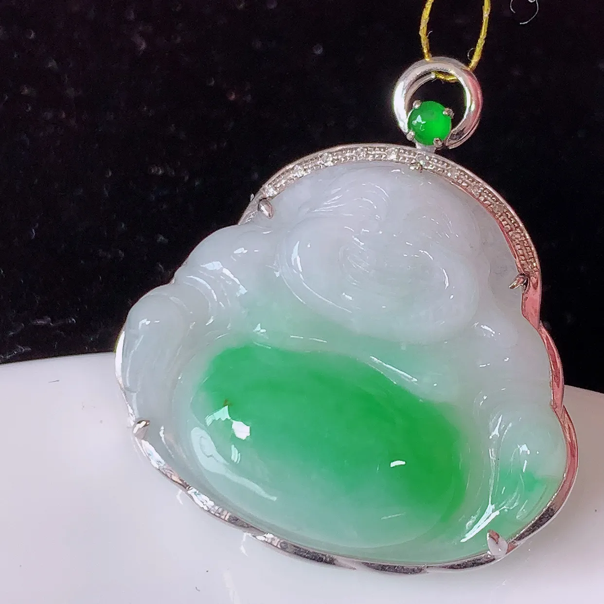 自然光实拍，18K金镶嵌冰润飘绿翡翠佛公吊坠，玉笑佛，饱满，开脸喜庆，配戴优雅迷人！#35.9整体32*29*10裸石27.5*23.5