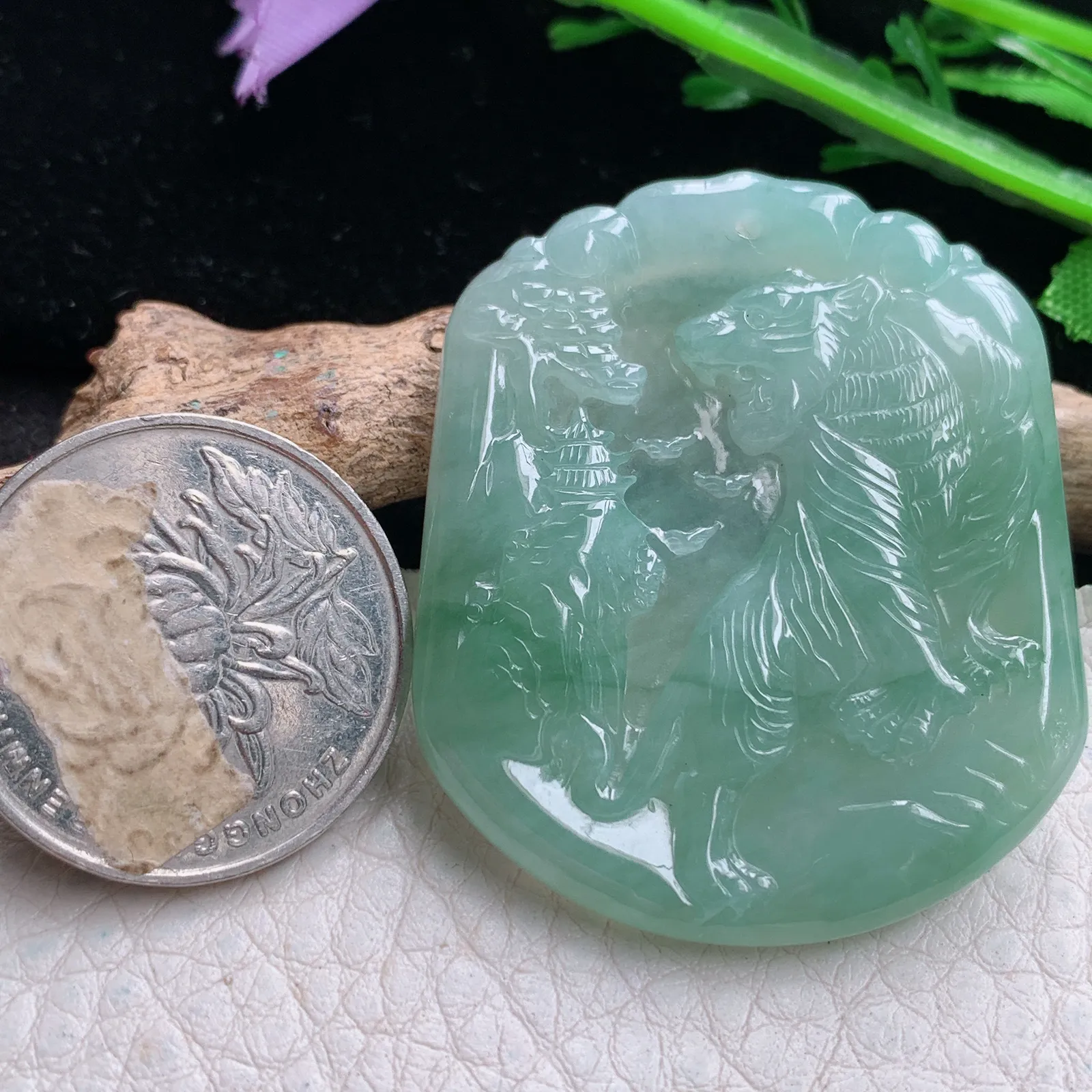 yn实拍43*36.3*4.5缅甸翡翠a货精雕飘花晴底上山虎 生肖虎玉吊坠 玉挂件