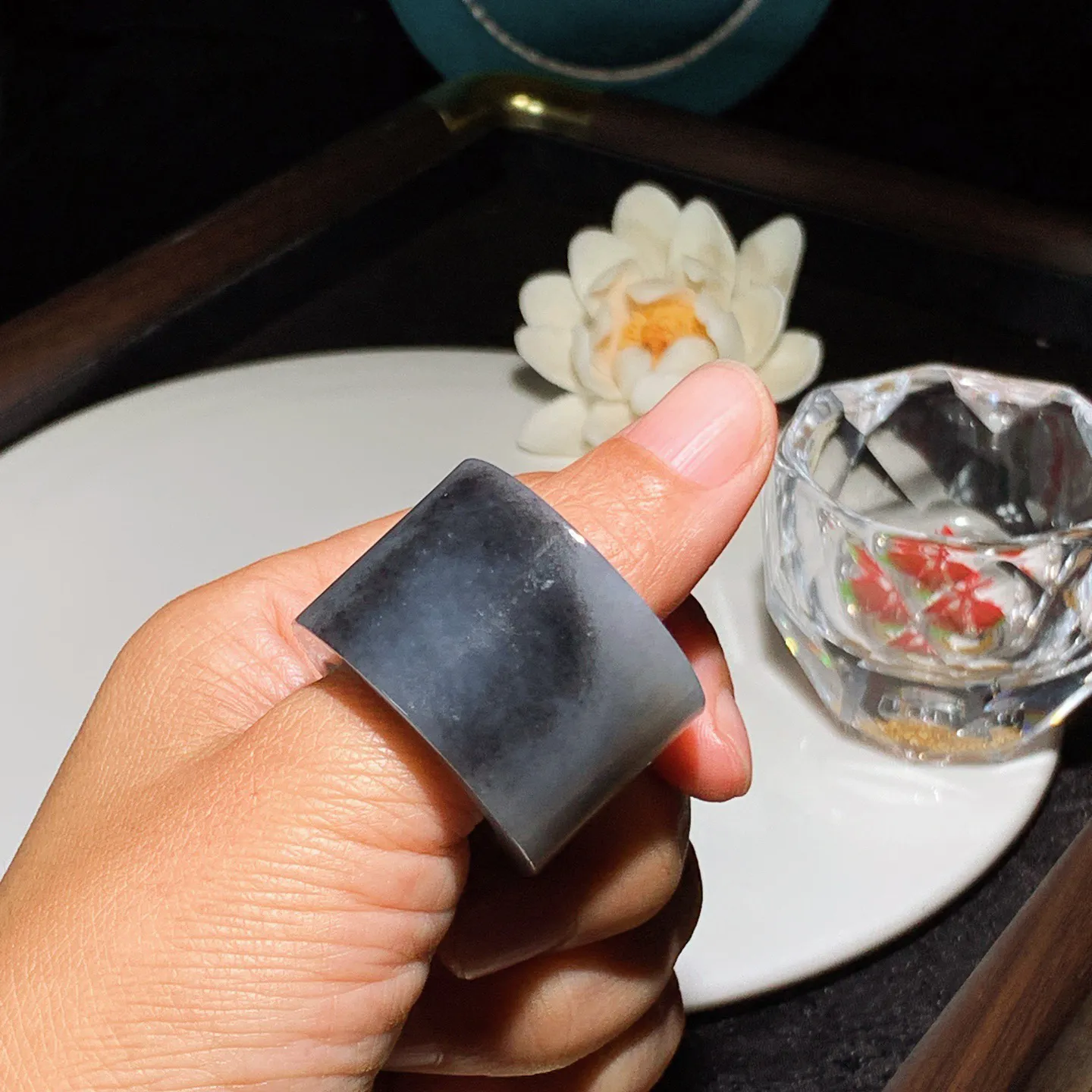 新疆和田玉籽料青花扳指。内径23尺寸25/7重42.5克。玉质细腻油润。手推出油。佩戴高端典雅。lt251209