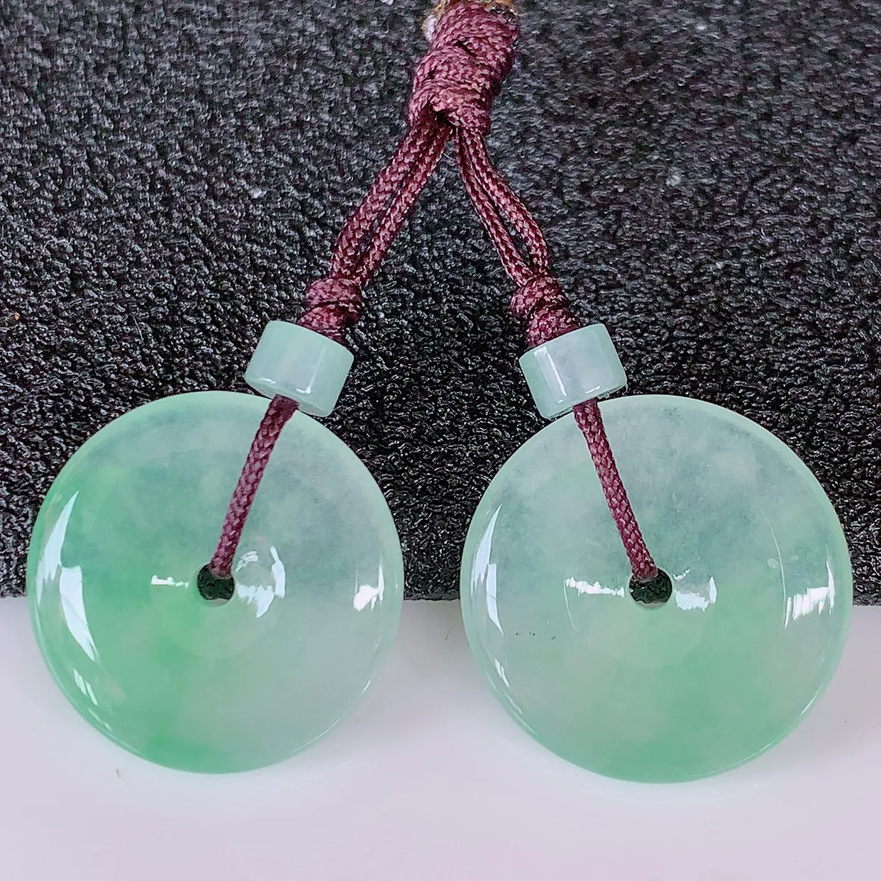 自然光实拍，冰种飘绿翡翠一对平安扣耳坠，翠色灵动，玉质细腻，颜色漂亮，品相佳，佩戴佳品！配银线 #41.9尺寸15*3