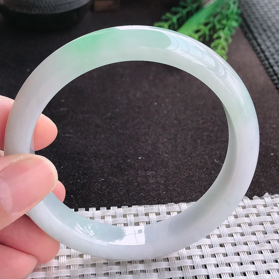 天然A货翡翠62.5/12.3/8.6大圈口老坑精美温润飘绿手镯宽边玉镯