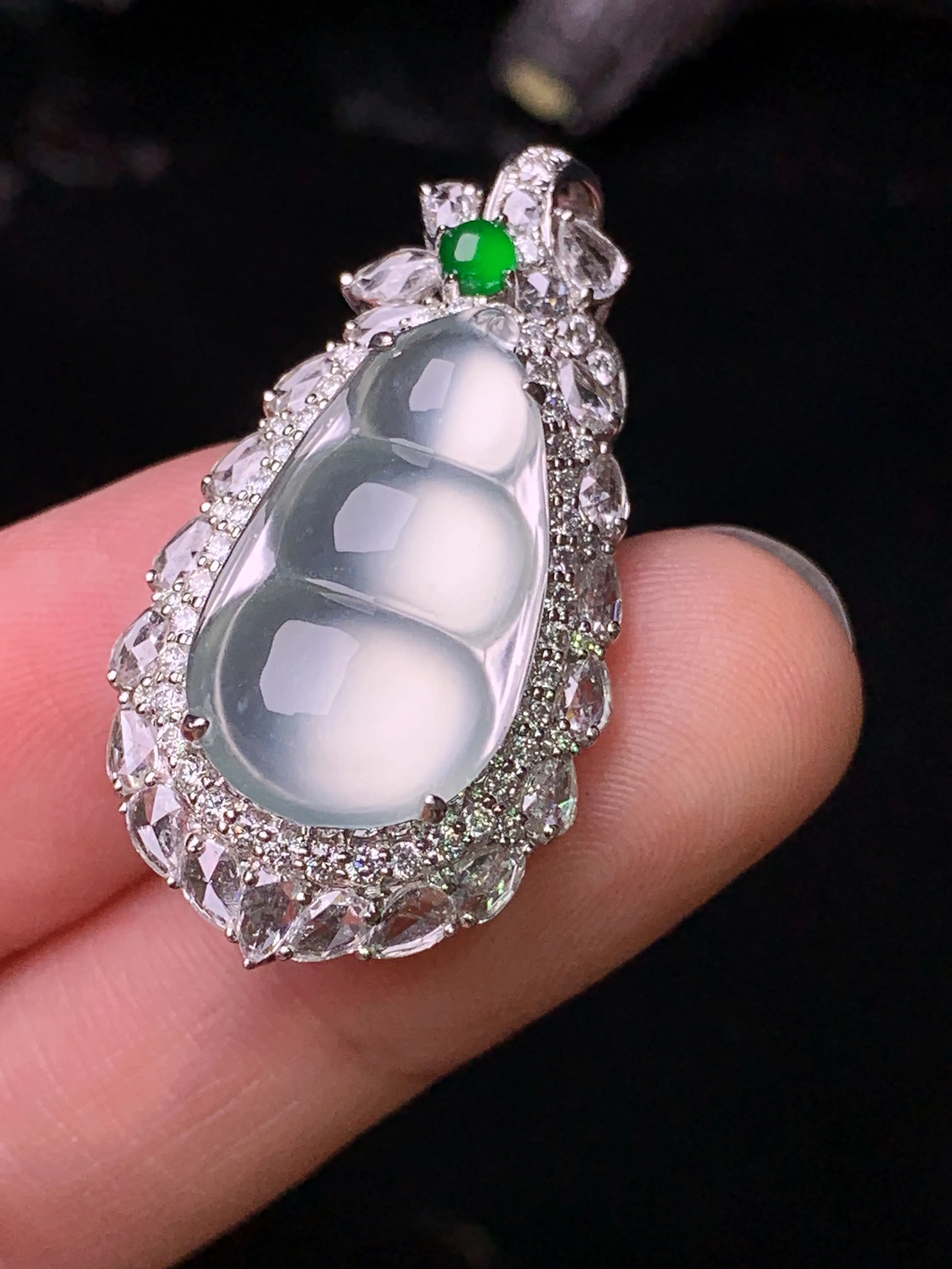 18k金钻镶嵌玻璃种四季豆吊坠 玉质细腻 水润亮眼 色泽艳丽 整体尺寸33*17.6*11.2