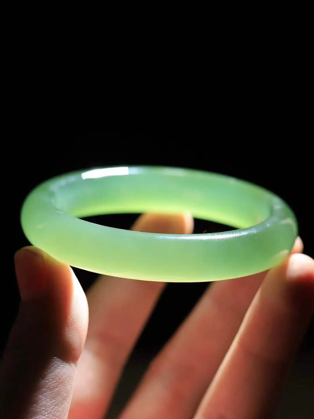 【碧波流转·手镯】

典藏级臻品️和田玉碧玉猫眼手镯，玉质细腻温润，手感舒适，️线条流畅，简约大气，美自天成，佩戴于腕间，婉约之美，举手投足间透出那份低调奢华，醉人心扉。
重55.2克 内径圈口56.5mm尺寸12.2-9.1mm  FDA-13120208