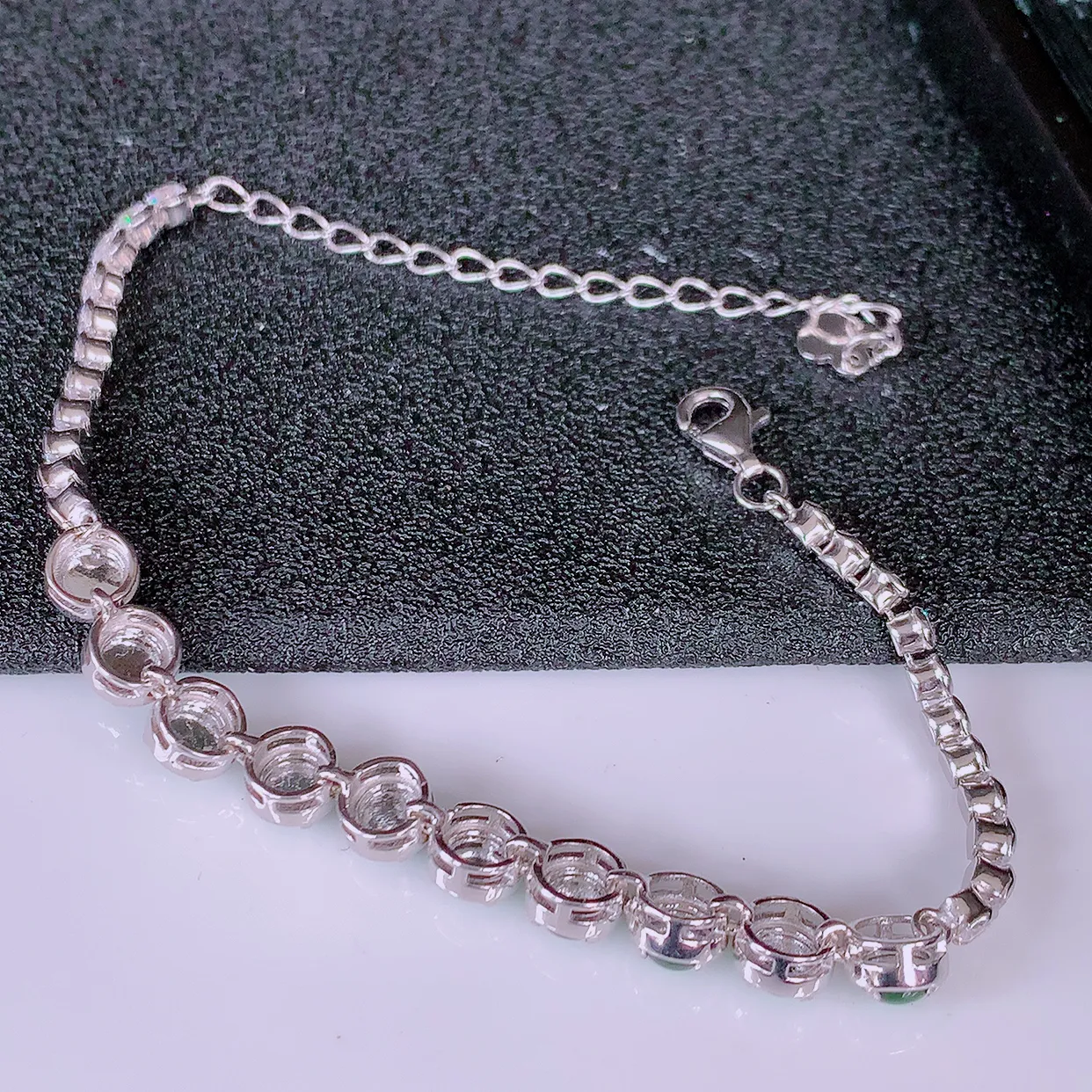 冰透满绿翡翠925银镶嵌手链，自然光实拍，翠色灵动，颜色漂亮，种老水足，品相佳，佩戴佳品！#97.9取一整体5.5*5.5*4.5裸石4.5*4.5