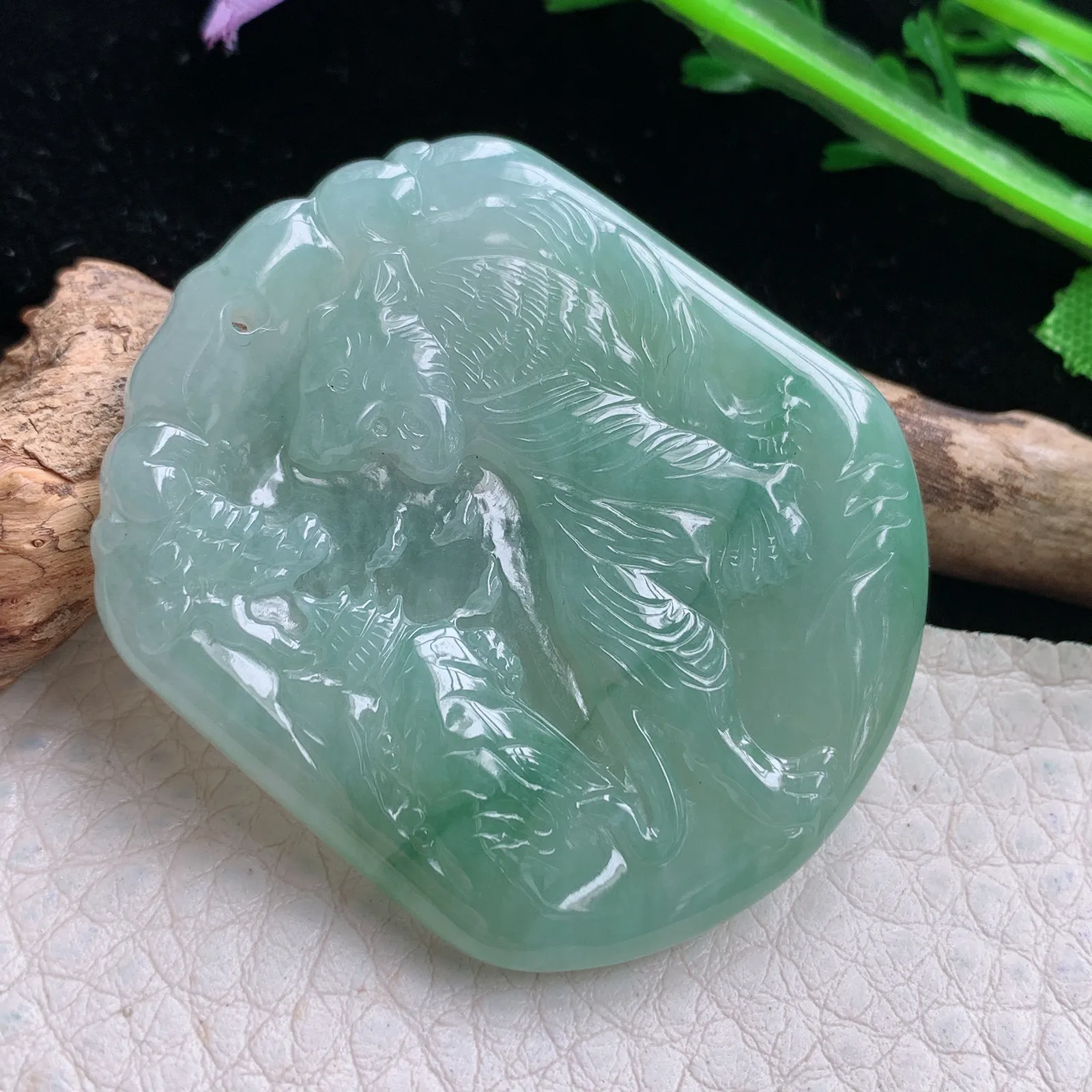 yn实拍43*36.3*4.5缅甸翡翠a货精雕飘花晴底上山虎 生肖虎玉吊坠 玉挂件