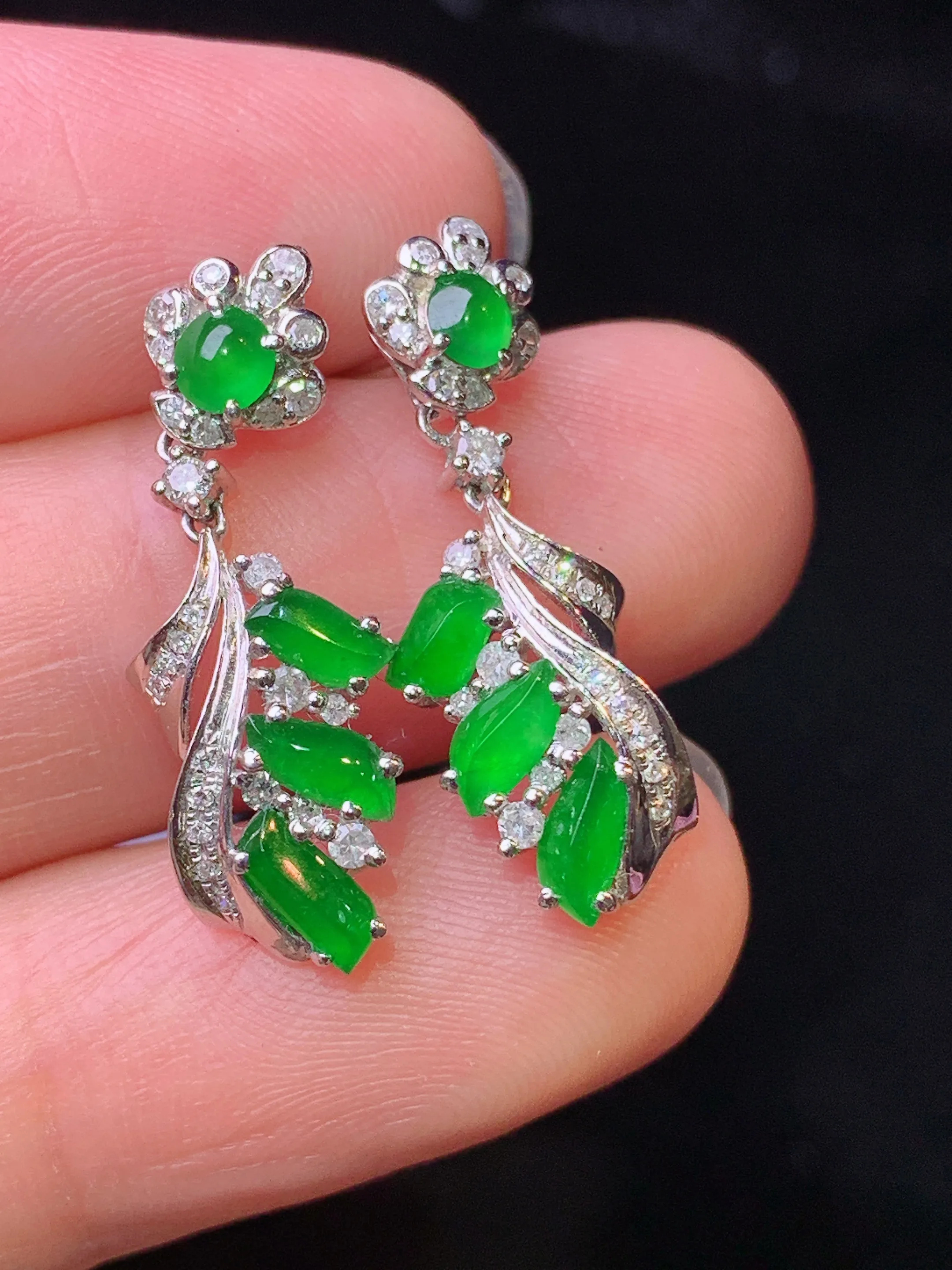 18k金钻镶嵌满绿随形吊坠 玉质细腻 水润亮眼 色泽艳丽 整体尺寸24.5*8.5*3.8