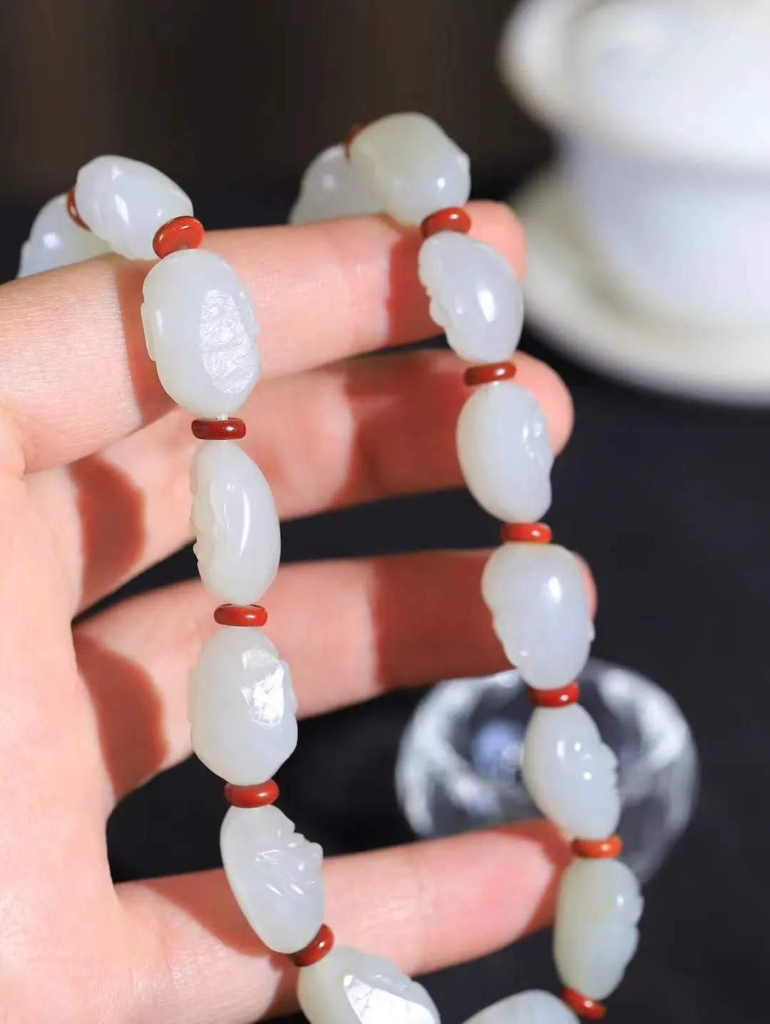 （十八罗汉.手持）

新疆和田籽料十八罗汉手持，玉质温润细腻 油性十足 颗颗饱满圆润。罗汉有着金刚不坏之身，修行得道，六根清净， 象征坚毅坚强、顺畅如意、幸福安康，在遇到任何困难时，能够逢凶化吉、消灾避灾。重66.44克 尺寸取一18.6-12.5-10.1mm FDA-98125978