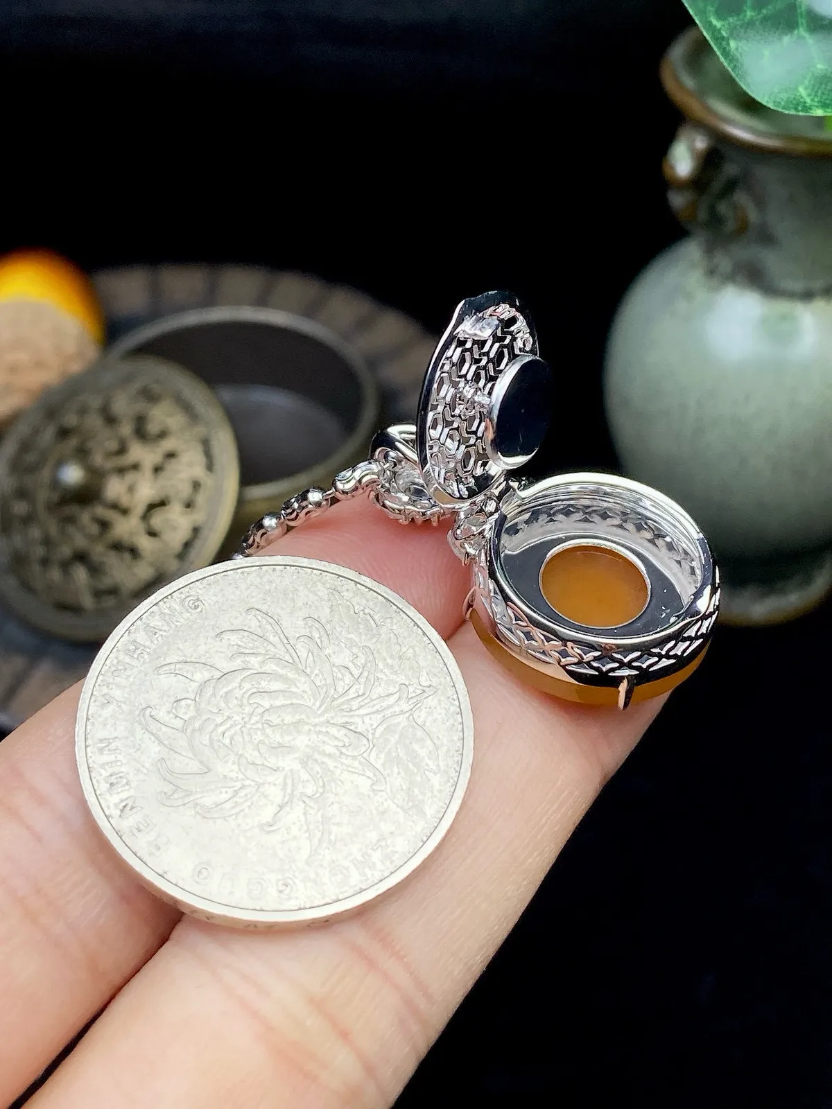 【冰种黄翡圆无事牌吊坠】质地细腻，冰润通透，晶莹闪亮。收藏品质，18k金钻镶嵌，裸石尺寸16.8*3.1毫米