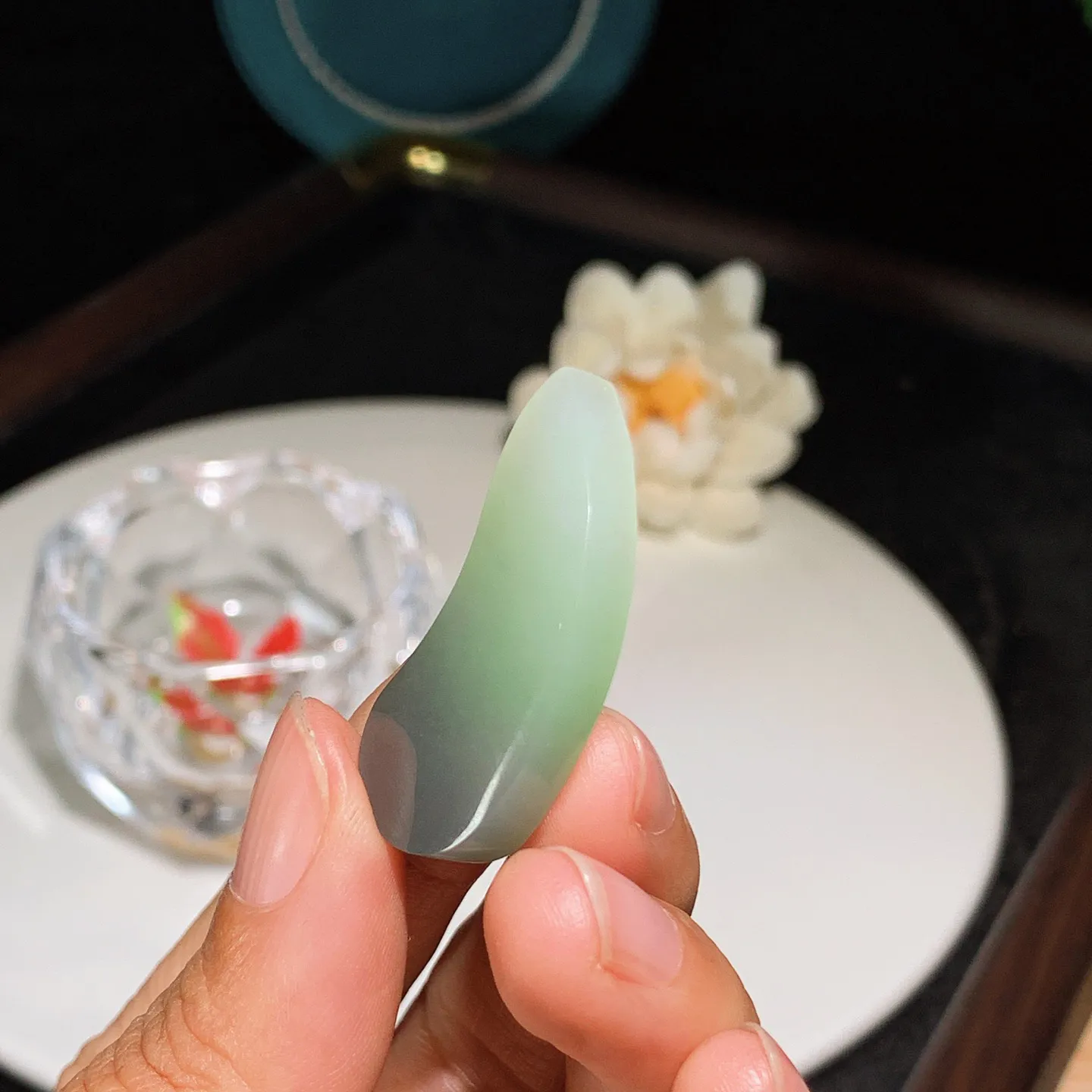 和田玉青海翠翠青平安无事随型挂件。尺寸36/15/6重6.8克。玉质细腻油润。手推出油。佩戴高端典雅。lt251209