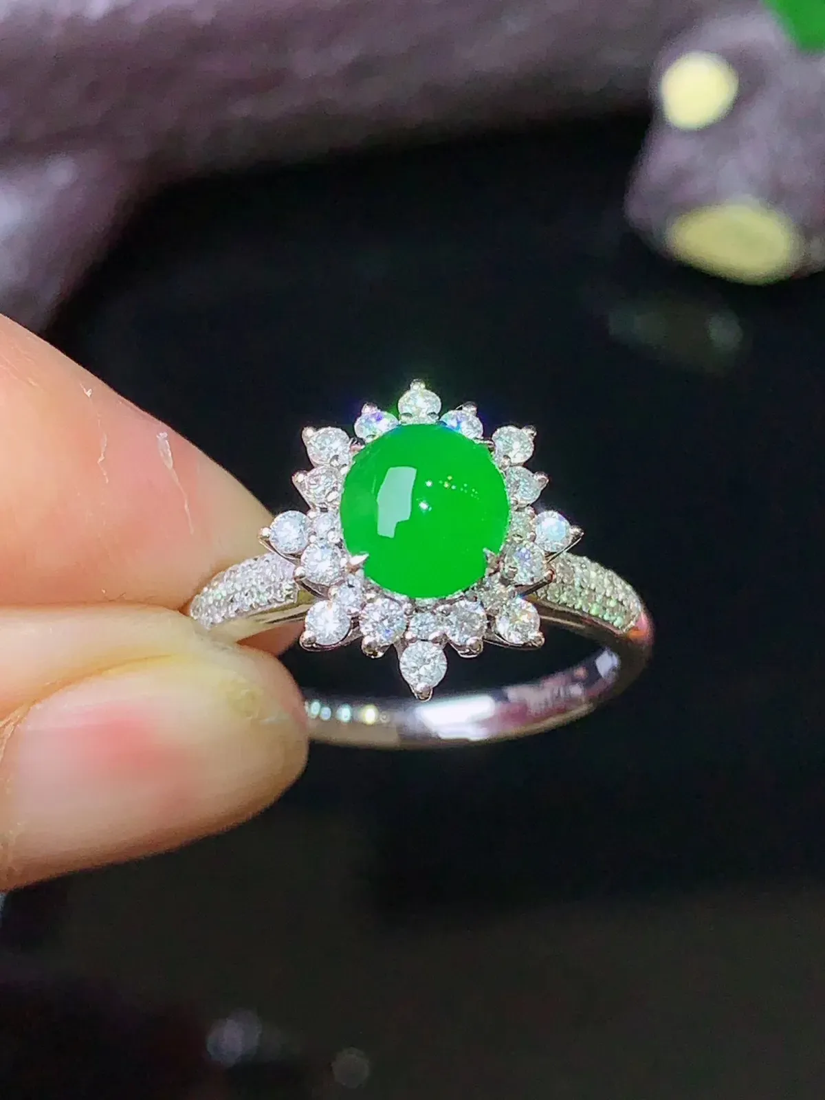 18k金钻镶嵌满绿蛋面戒指 玉质细腻 色泽艳丽 圈13.5 整体尺寸12.7*12*9