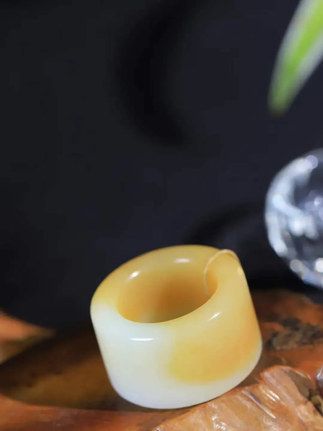 【古韵·扳指】

精品和田玉糖白玉扳指，玉质温润，油润感十足， 整器古韵生辉。优雅高贵。运筹帷幄于掌中，决胜于千里之外。
重30克 内径圈口22mm  尺寸20.2-6.2mm  FDT-59120229