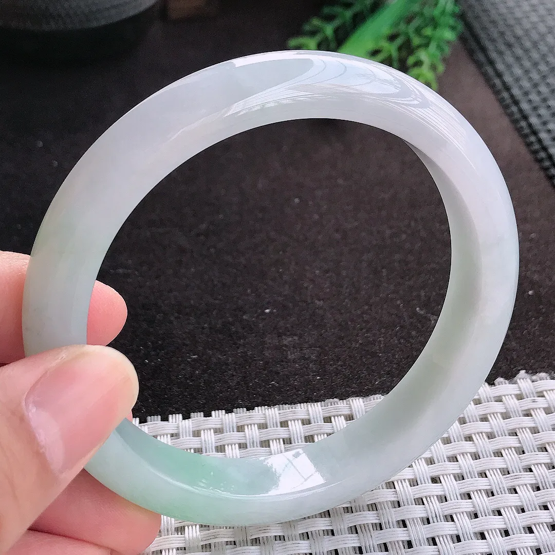 天然A货翡翠62.5/12.3/8.6大圈口老坑精美温润飘绿手镯宽边玉镯