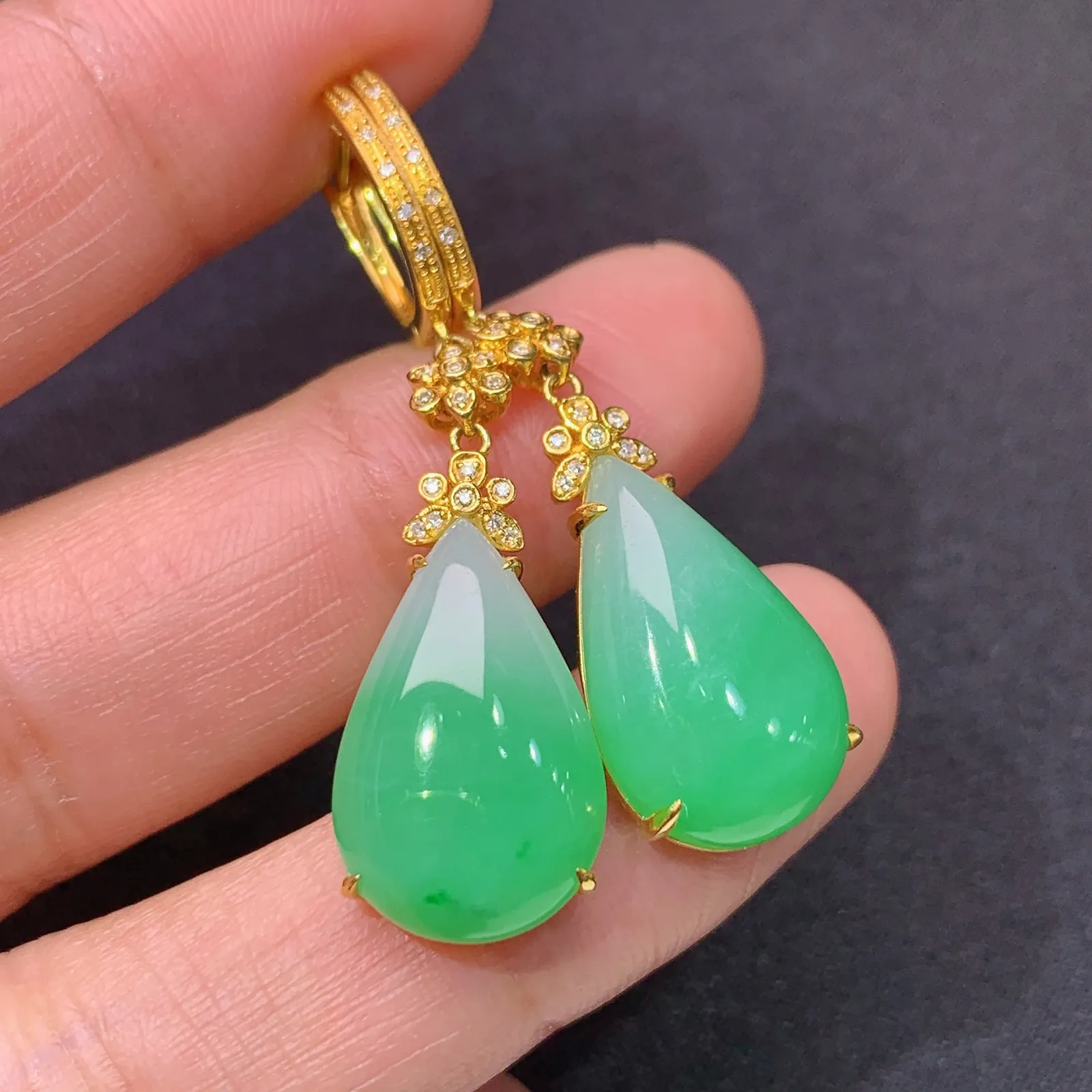 翠绿水滴耳坠，18k金镶嵌，简约时尚，冰润色阳，种水足 尺寸17.9*10.8*4.2