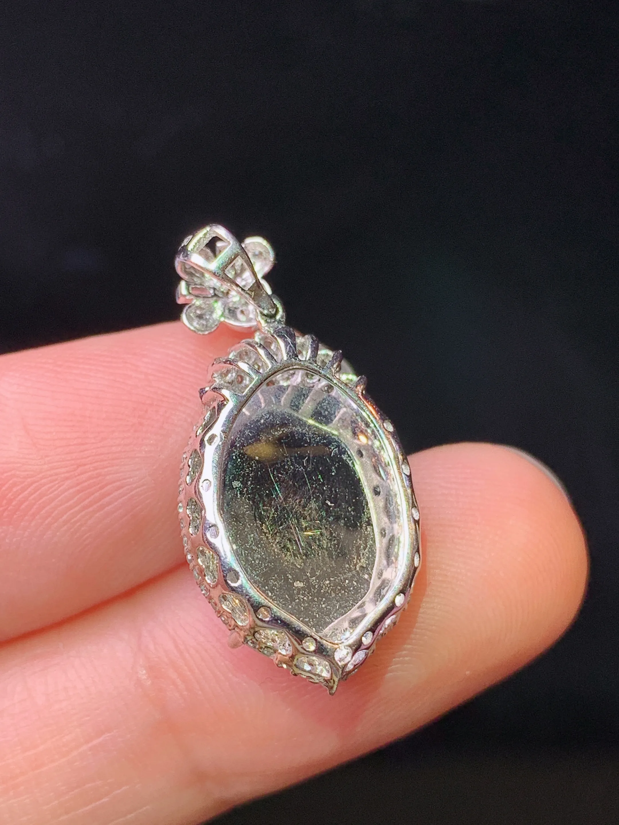 18k金钻镶嵌翠绿蛋面吊坠 玉质细腻 水润亮眼 色泽艳丽 整体尺寸26*12.5*7.5