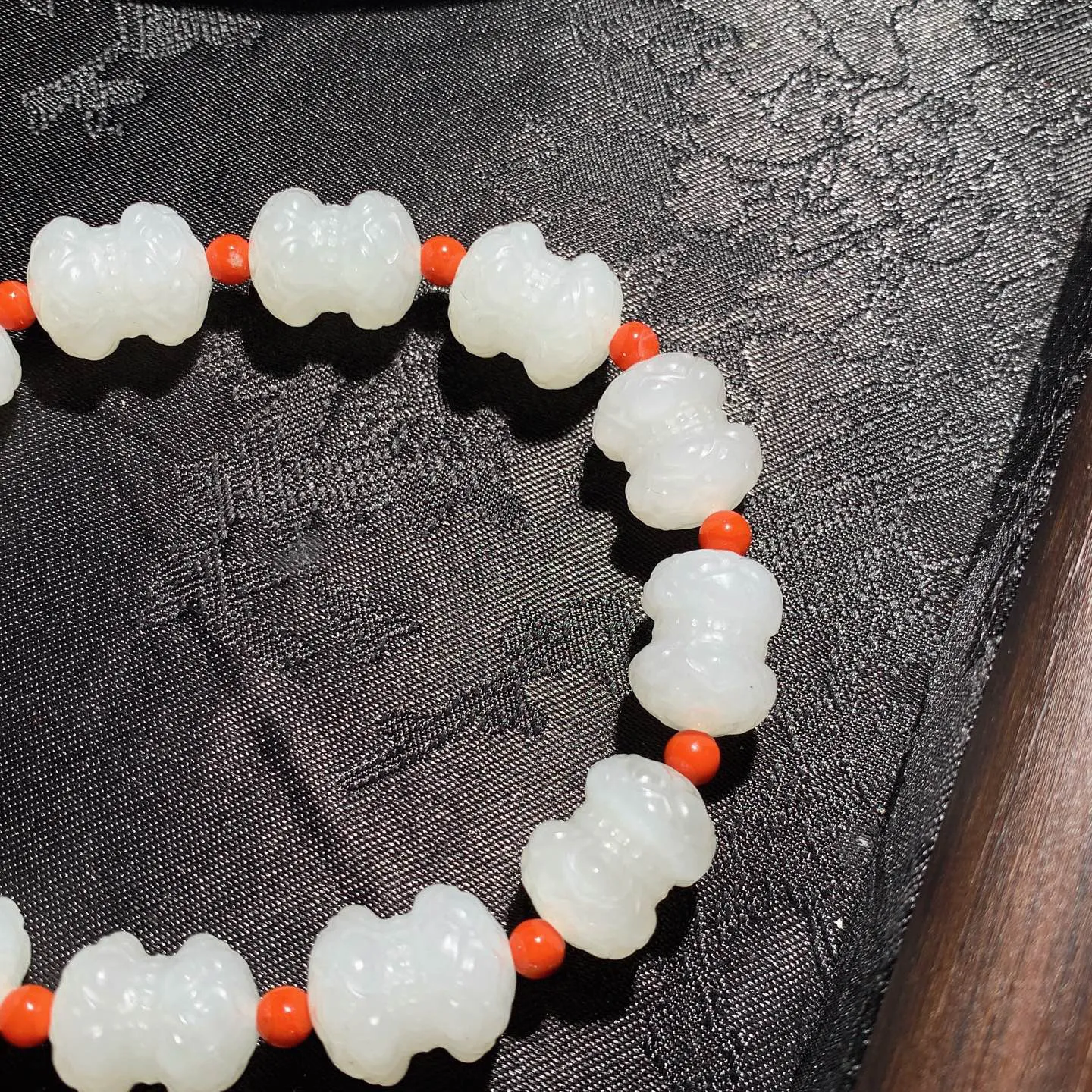 新疆和田玉羊脂白并蒂莲莲花手串。单颗尺寸15/12重40克。玉质细腻油润。手推出油。佩戴高端典雅。l