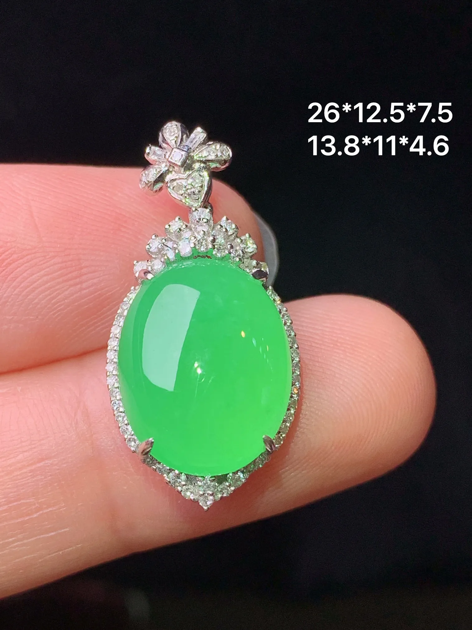 18k金钻镶嵌翠绿蛋面吊坠 玉质细腻 水润亮眼 色泽艳丽 整体尺寸26*12.5*7.5