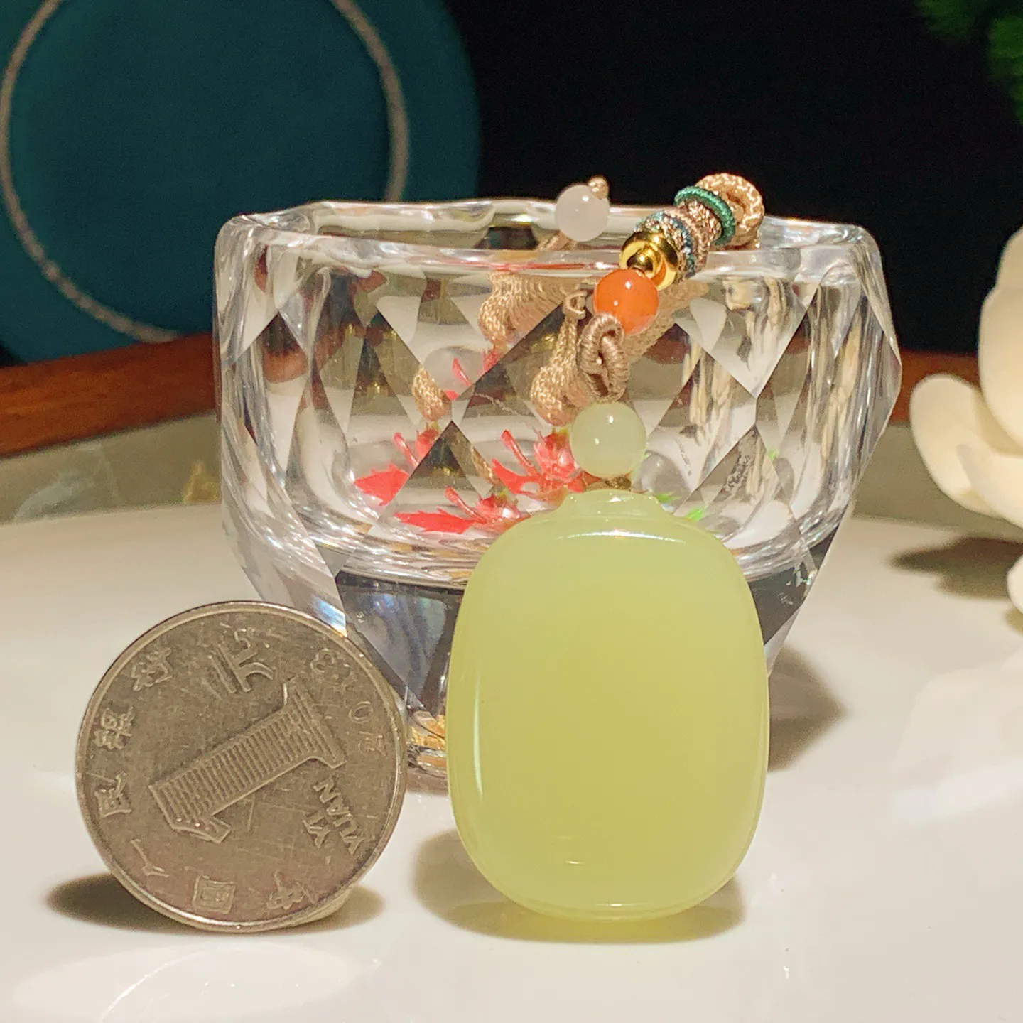 新疆和田玉若羌黄口料平安无事牌挂件。尺寸33/25/12重23.7克。玉质细腻油润。手推出油。佩戴高端典雅。lt251209