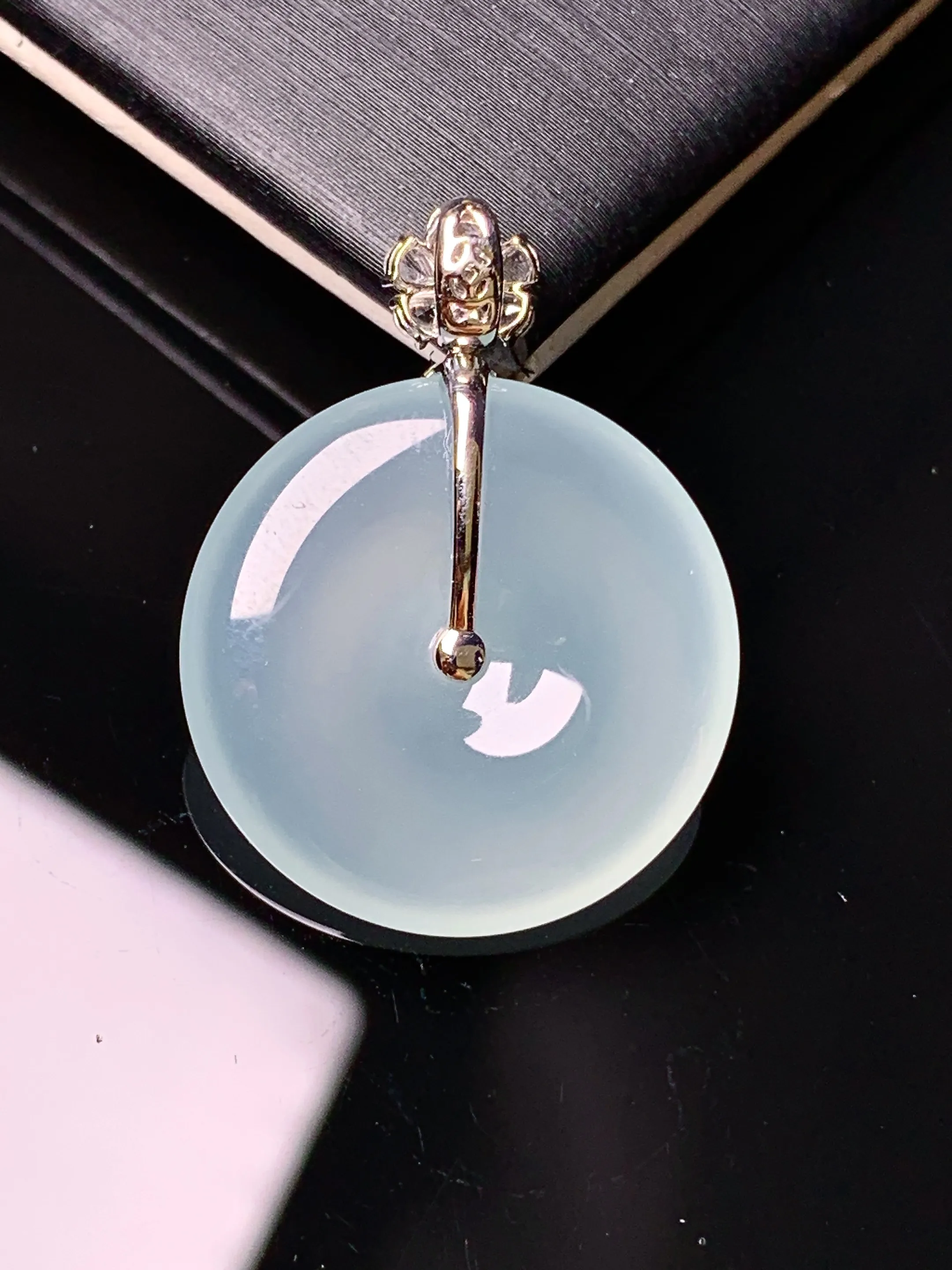 18k金钻镶嵌冰种平安扣吊坠 玉质细腻 水润亮眼 色泽艳丽 整体尺寸27.8*21*3.8