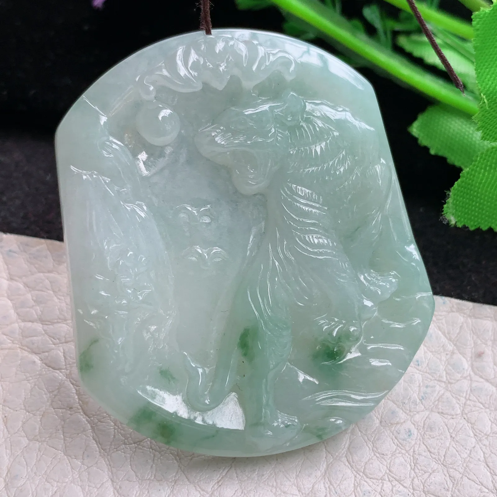 yn实拍50.5*44*5.8缅甸翡翠a货精雕飘花上山虎 生肖虎玉吊坠 玉挂件