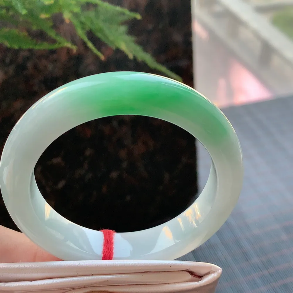 正圈冰糯阳绿 无瑕 尺寸:55.1/12.3/9.1 色好