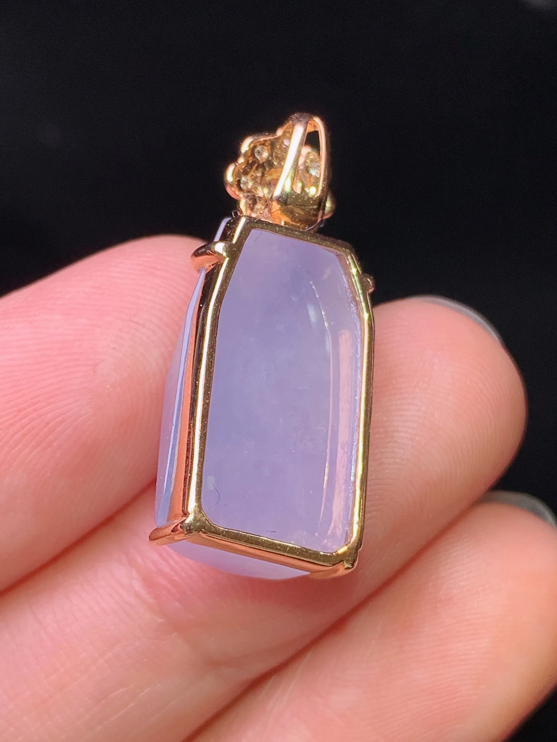 18k金钻镶嵌紫罗兰随形吊坠 玉质细腻 水润亮眼 色泽艳丽 整体尺寸25*10.8*8.5