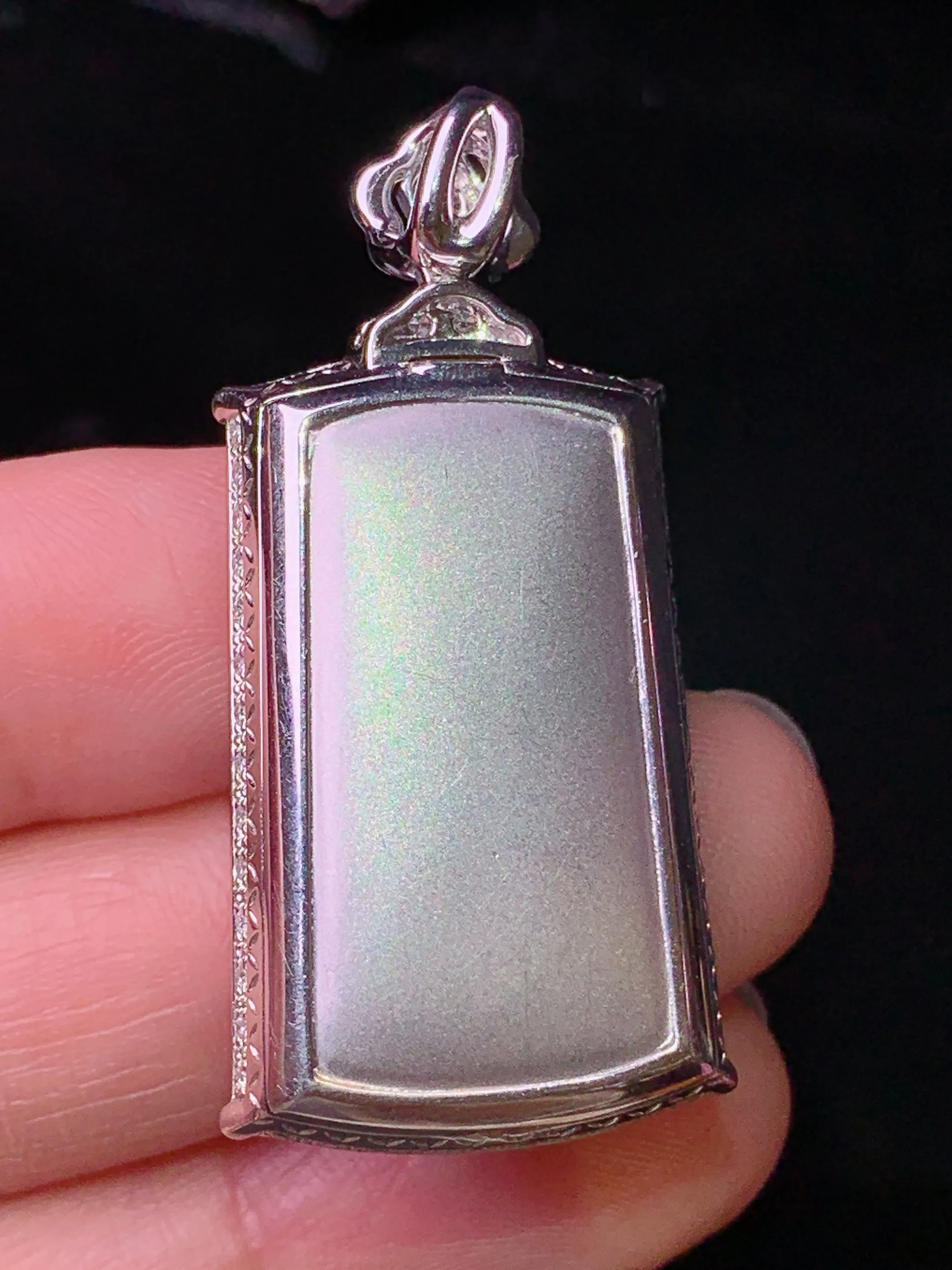 18k金钻镶嵌满绿无事牌吊坠 玉质细腻 水润亮眼 色泽艳丽 整体尺寸40.5*19*8