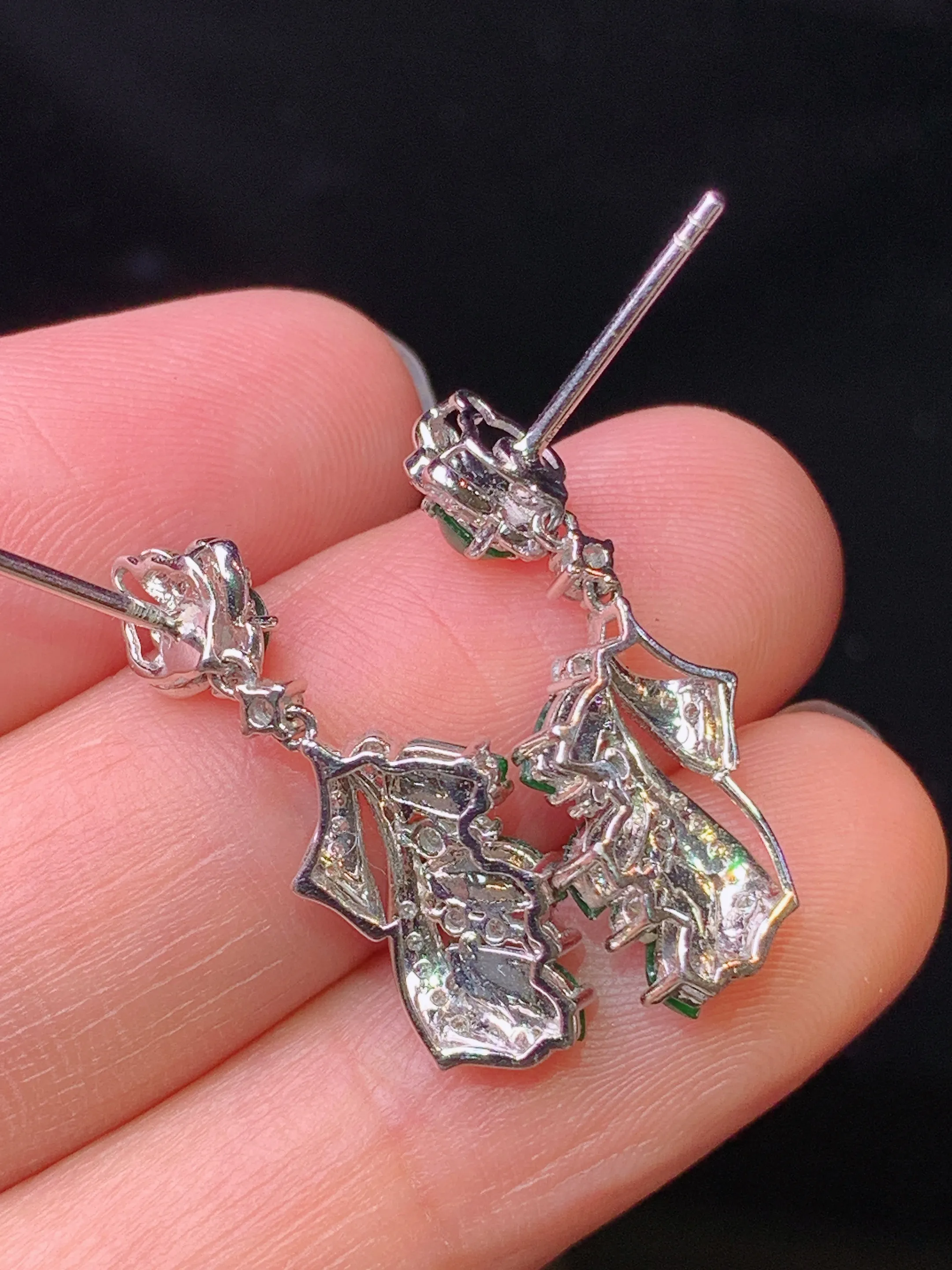 18k金钻镶嵌满绿随形吊坠 玉质细腻 水润亮眼 色泽艳丽 整体尺寸24.5*8.5*3.8