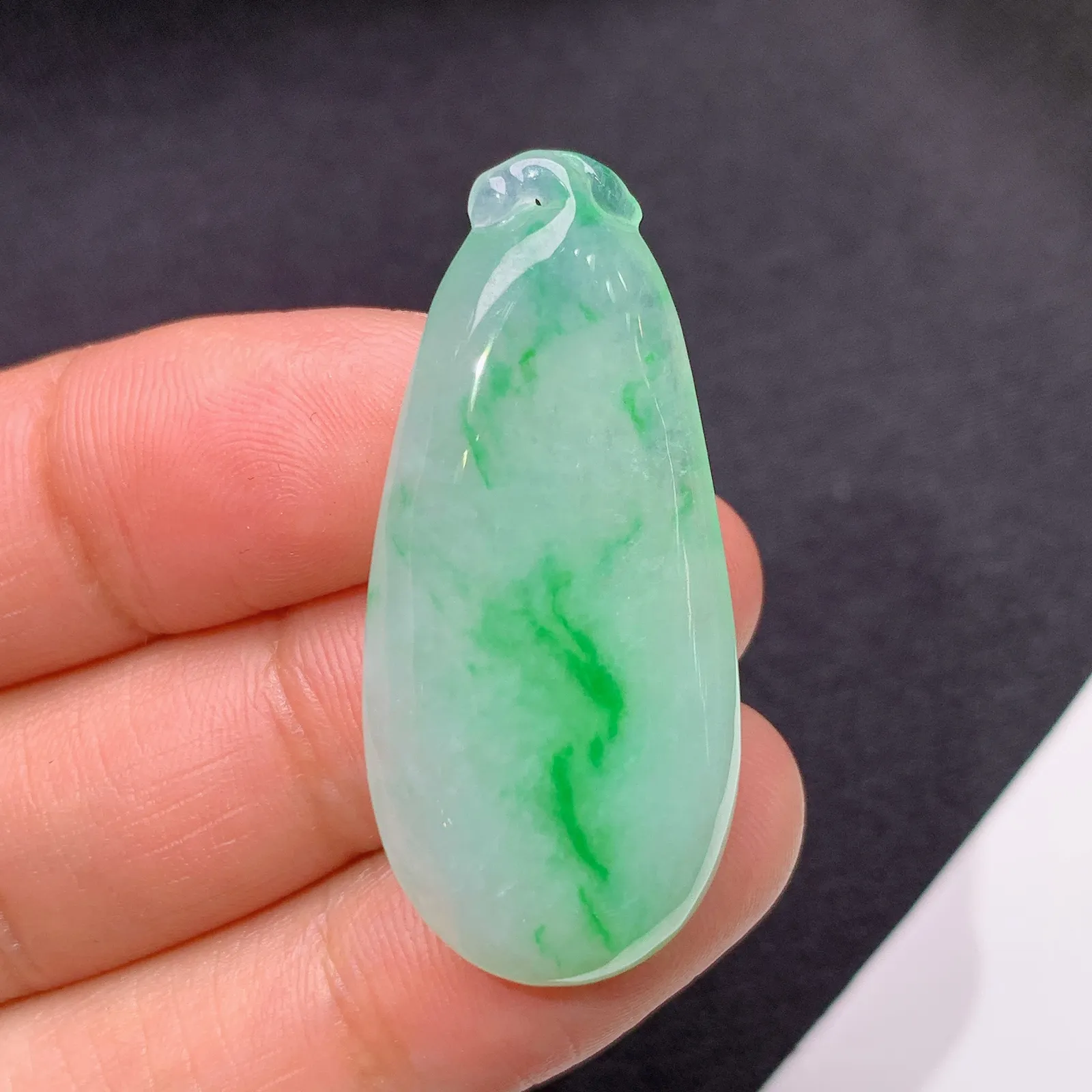 冰飘绿福瓜，冰润色阳，玉质细腻，种水足 尺寸37.8*17.6*6