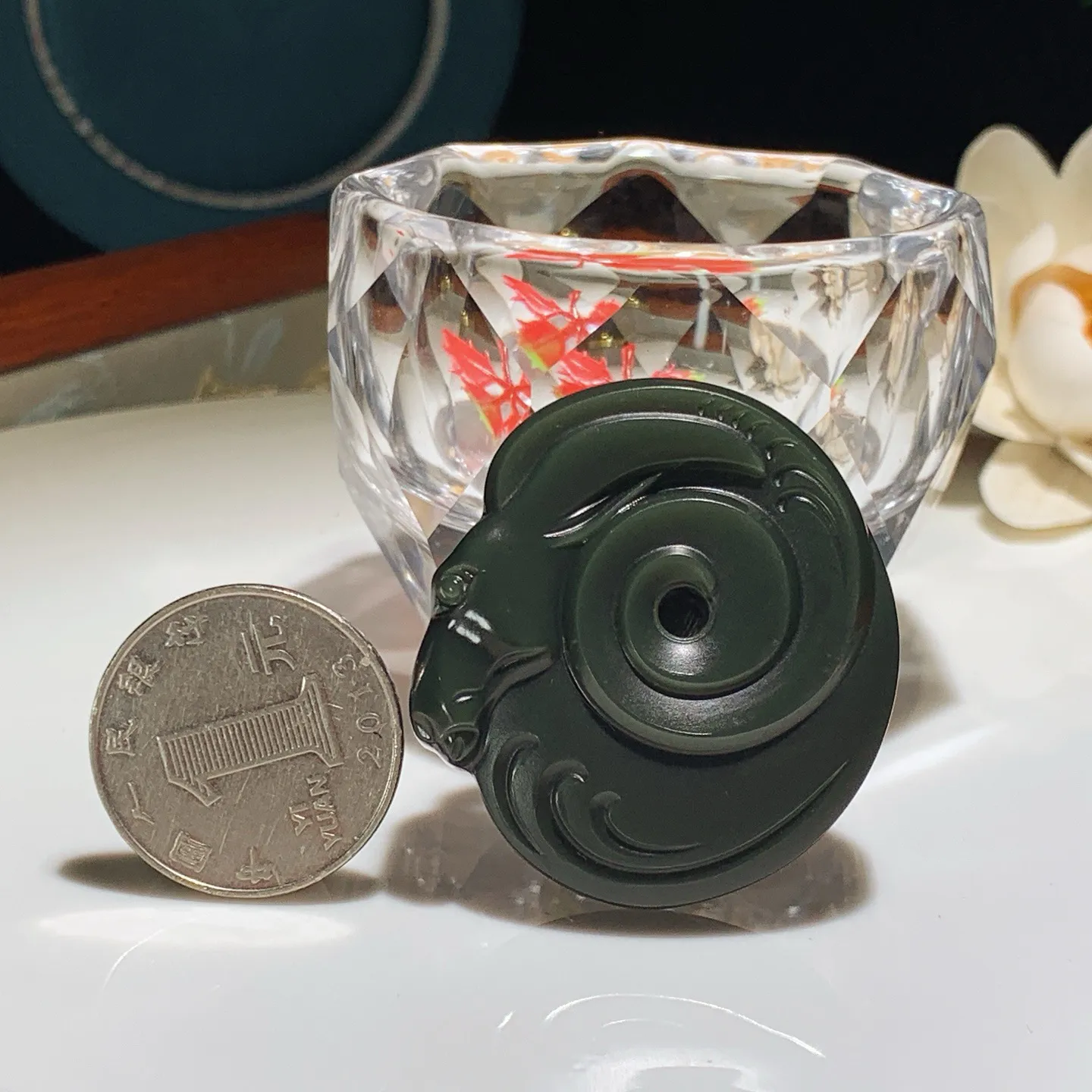 新疆和田玉塔青马到成功挂件。尺寸42/38/13重35.6克。玉质细腻油润。手推出油。佩戴高端典雅。lt251209