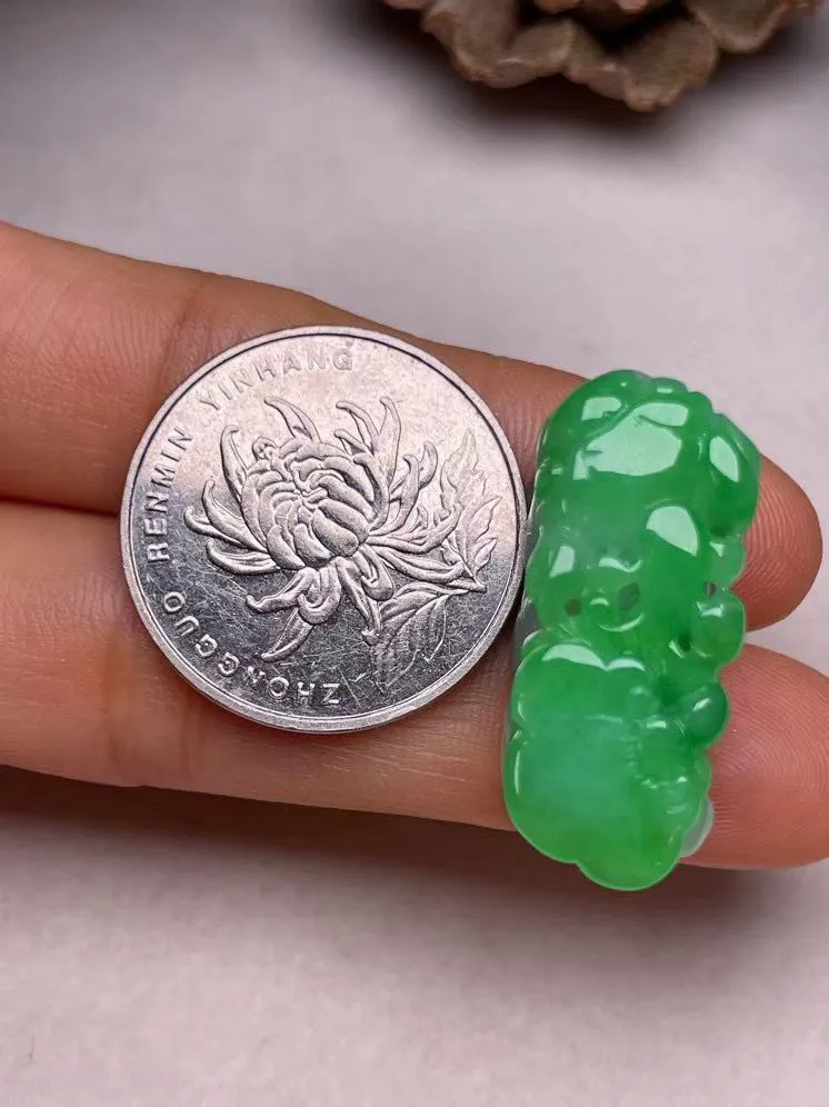 冰糯种飘绿【招财貔貅】吊坠，种水好，玉质细腻 ，卖相好.