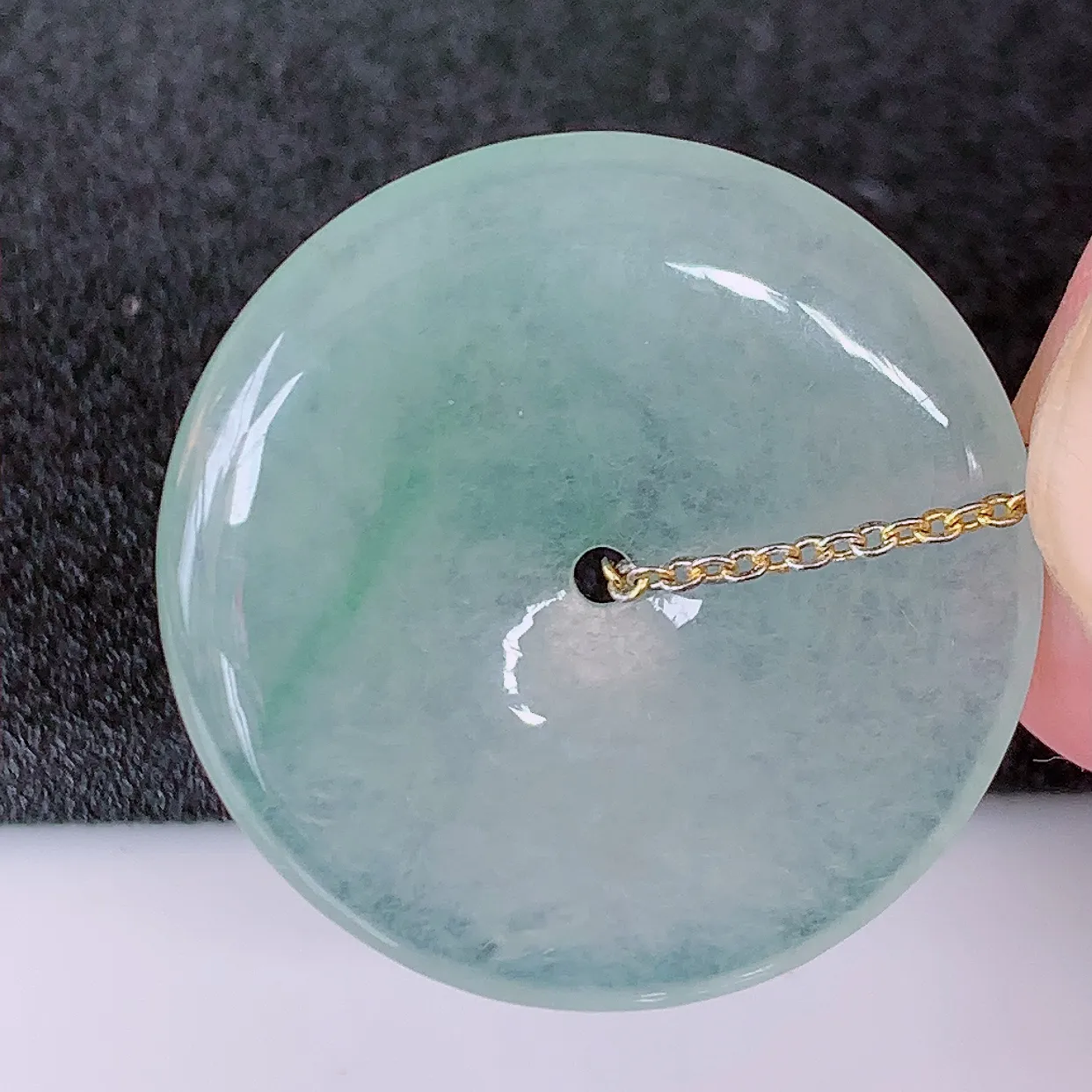 自然光实拍，冰种飘花翡翠平安扣吊坠，玉扣，平安是福；很美的料子，平安扣佩戴优雅迷人！#57.9