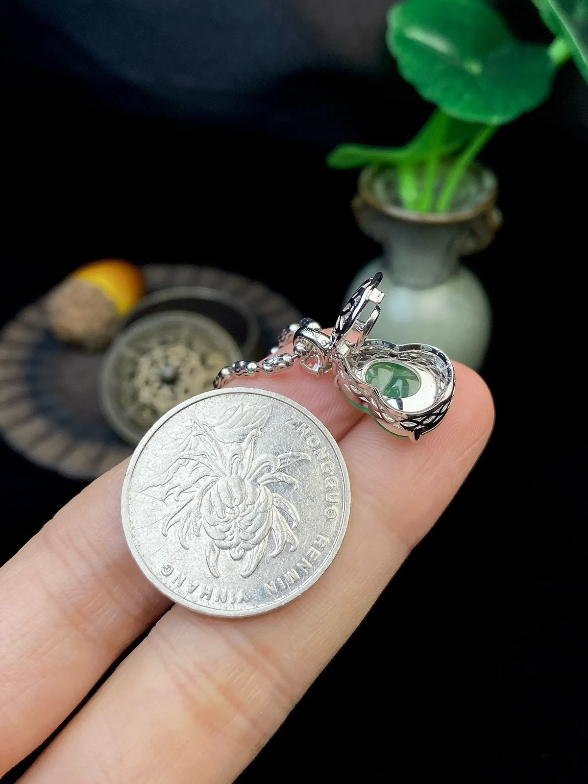 【冰种满绿葫芦吊坠】种水色俱全，冰透闪亮，通透感饱满度很好，18k金钻豪华镶嵌，裸石尺寸14.3*10.9*5.1毫米