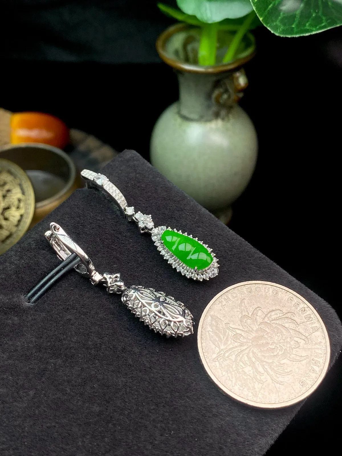 【冰种满绿福豆耳坠】种水上乘，阳绿色泽，纯净通透，收藏品质，18k金钻豪华镶嵌，裸石尺寸11.3*5.1*2.6毫米