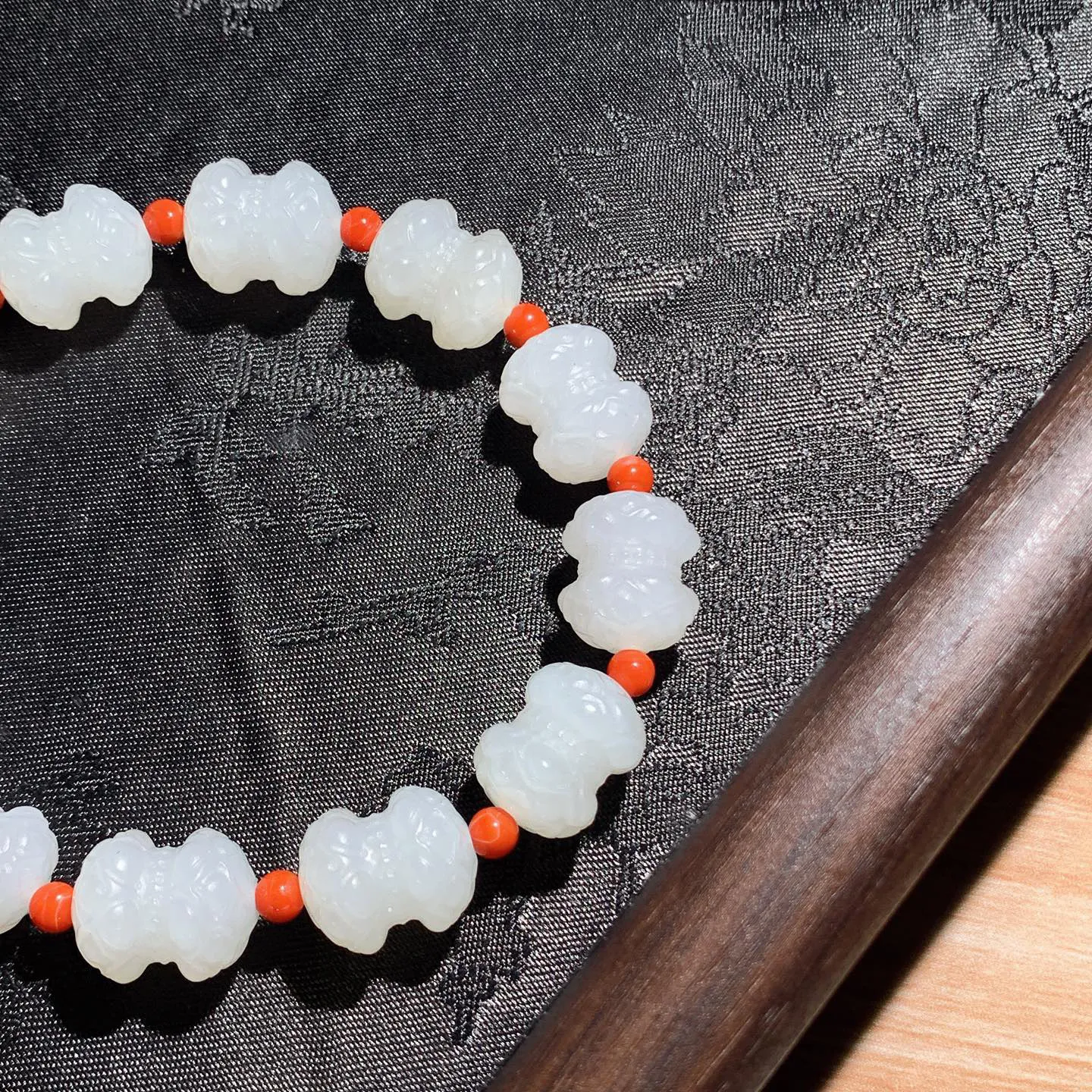 新疆和田玉羊脂白并蒂莲莲花手串。单颗尺寸15/12重40克。玉质细腻油润。手推出油。佩戴高端典雅。lt251209