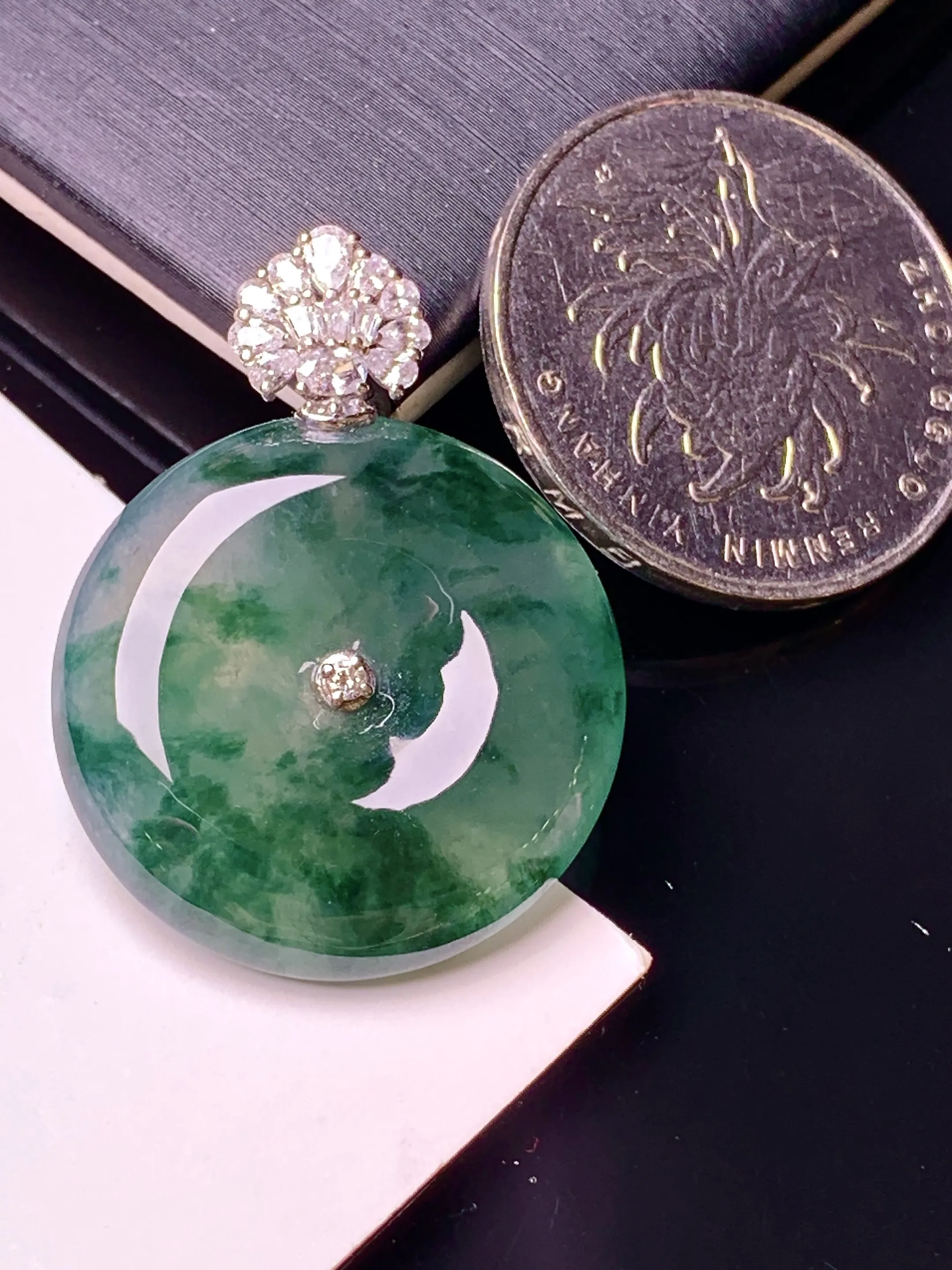 18k金钻镶嵌飘绿平安扣吊坠 玉质细腻 水润亮眼 色泽艳丽 整体尺寸31.8*24*5.8