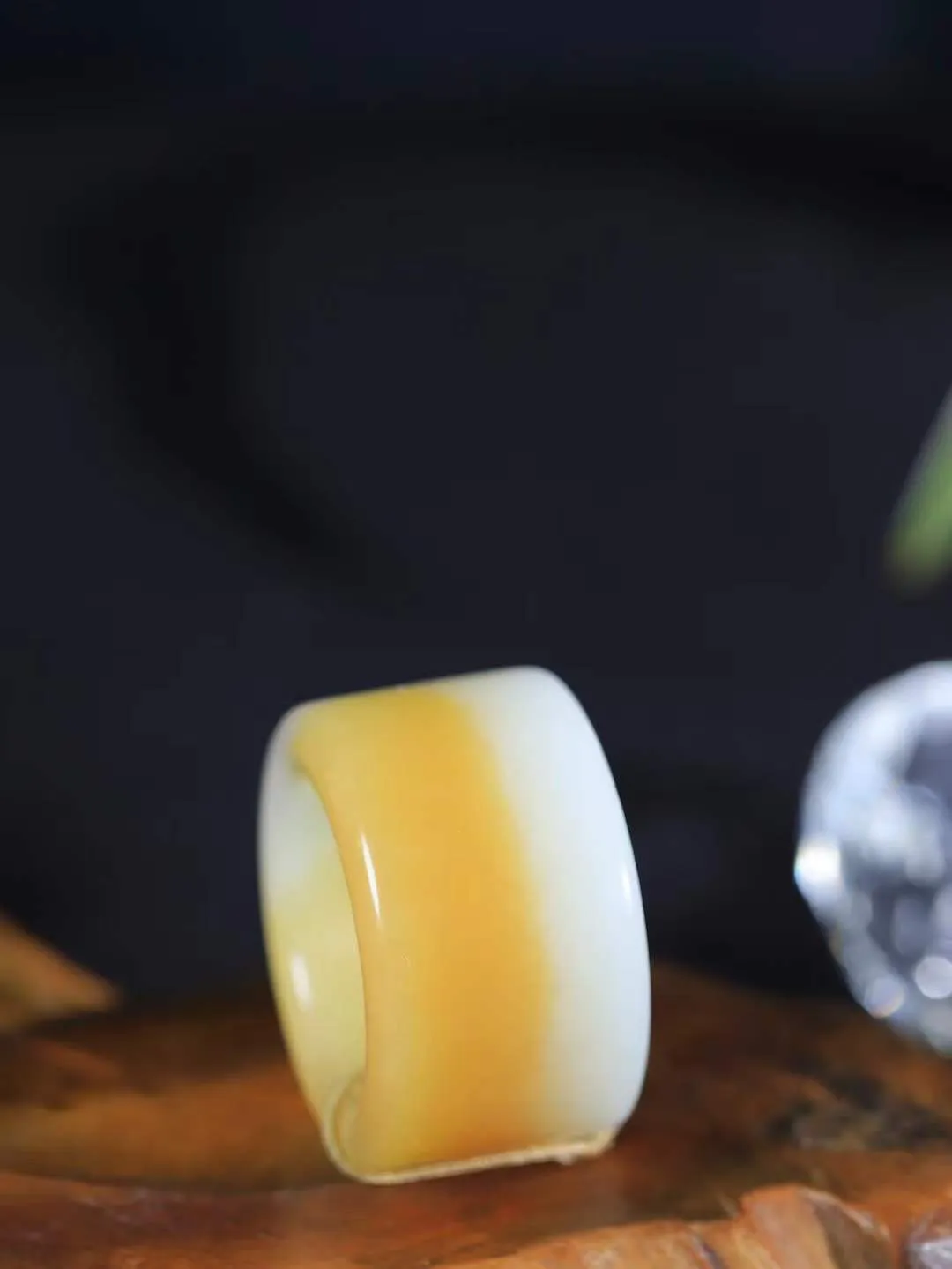 【古韵·扳指】

精品和田玉糖白玉扳指，玉质温润，油润感十足， 整器古韵生辉。优雅高贵。运筹帷幄于掌中，决胜于千里之外。
重30克 内径圈口22mm  尺寸20.2-6.2mm  FDT-59120229