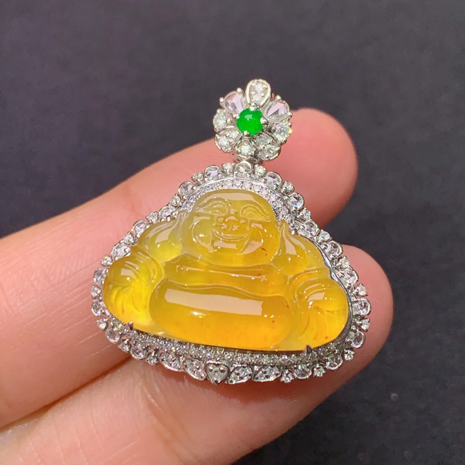 冰黄翡笑佛吊坠，18k金镶嵌，色泽鲜艳靓丽，水色超佳，尺寸26.7*24.2*10.7