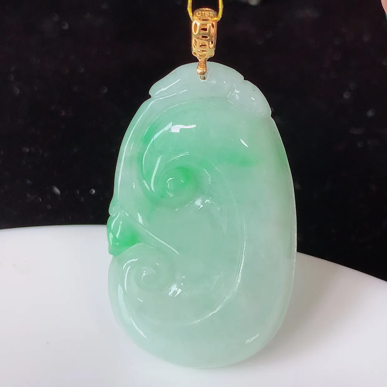 18k金镶嵌飘绿翡翠万事如意吊坠，沁人心脾，精致典雅的设计，为佩戴者，增添色彩，送礼自留都是佳品选择！#35.9