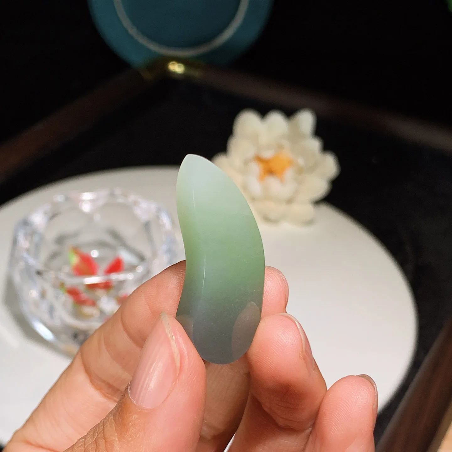 和田玉青海翠翠青平安无事随型挂件。尺寸36/15/6重6.8克。玉质细腻油润。手推出油。佩戴高端典雅。lt251209