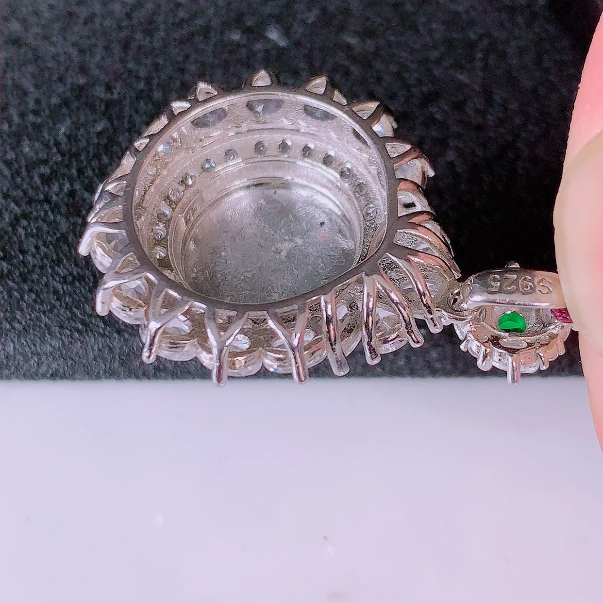 冰透满绿翡翠925银镶嵌平安扣吊坠，自然光实拍，翠色灵动，颜色漂亮，种老水足，品相佳，佩戴佳品！#97.9整体33*24.5*9.5裸石13*13