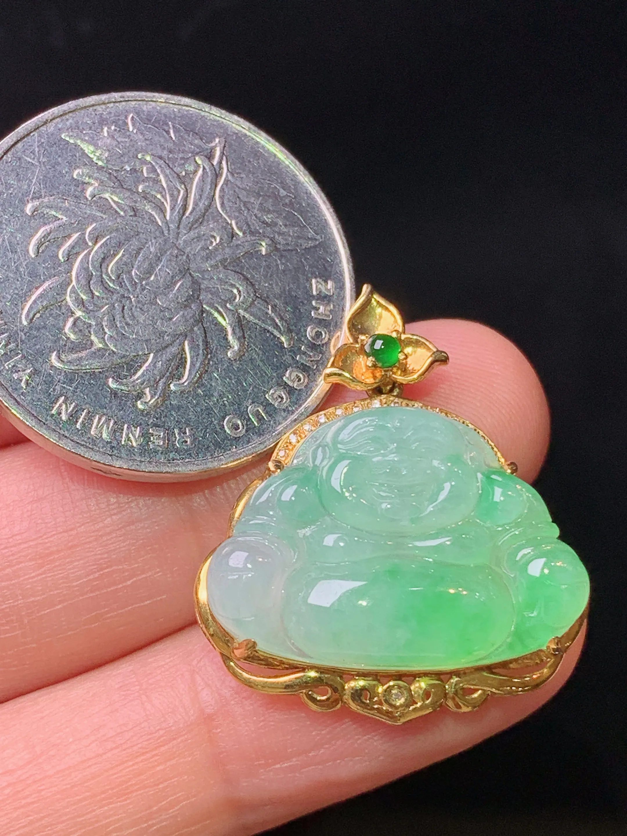 18k金镶嵌翠绿佛公吊坠 玉质细腻 水润亮眼 色泽艳丽 整体尺寸26.2*23*7.3