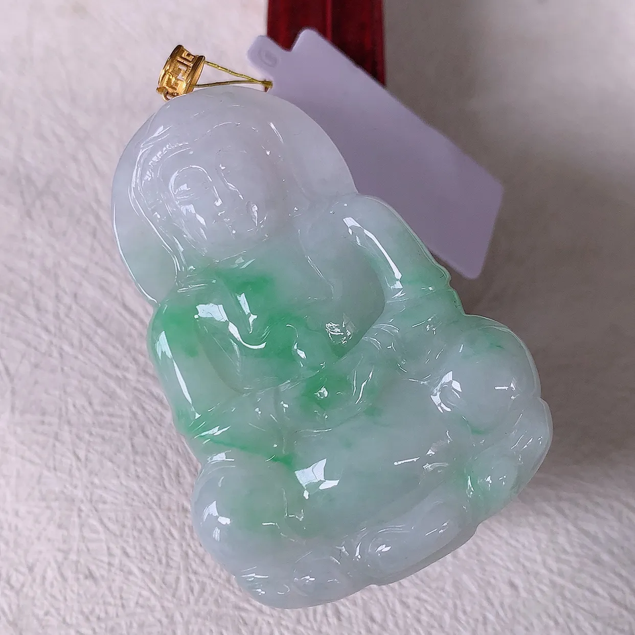 18K金镶嵌冰润飘绿翡翠观音菩萨吊坠，赐福翡翠观音，观音面相端庄，品相佳，佩戴气质！#35.9整体55.5裸石50*34.5*5.6
