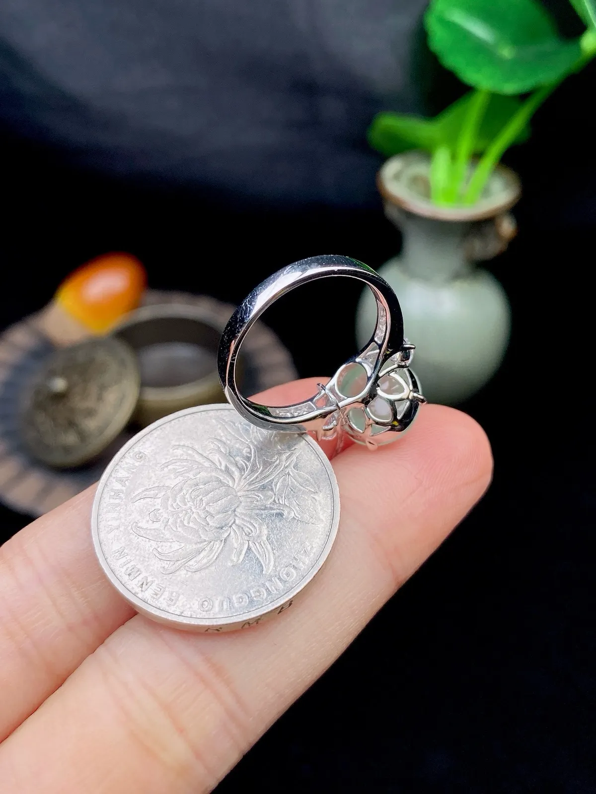 【冰种晴蛋面戒指】质地细腻，饱满度很好，晶莹剔透，18k金钻镶嵌，裸石尺寸11*10*4.2毫米