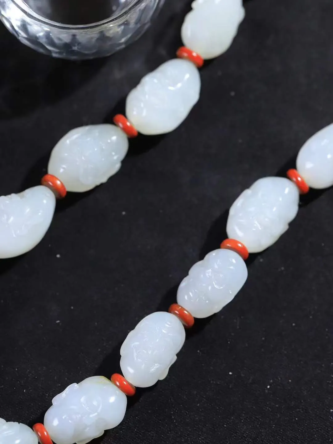 （十八罗汉.手持）

新疆和田籽料十八罗汉手持，玉质温润细腻 油性十足 颗颗饱满圆润。罗汉有着金刚不坏之身，修行得道，六根清净， 象征坚毅坚强、顺畅如意、幸福安康，在遇到任何困难时，能够逢凶化吉、消灾避灾。重66.44克 尺寸取一18.6-12.5-10.1mm FDA-98125978